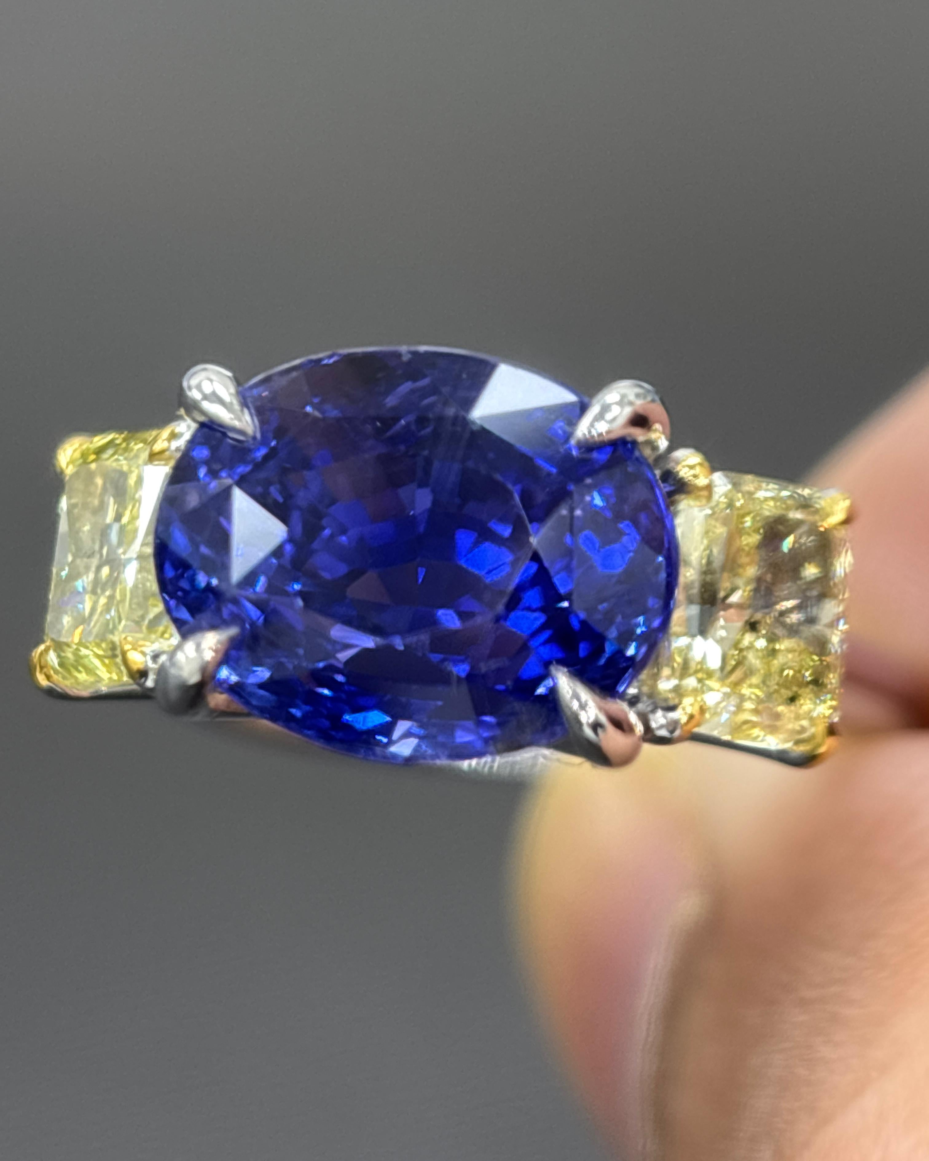 da uomo o donna Anello di platino con diamante giallo e zaffiro di Ceylon senza calore certificato GIA da 6,04 carati in vendita