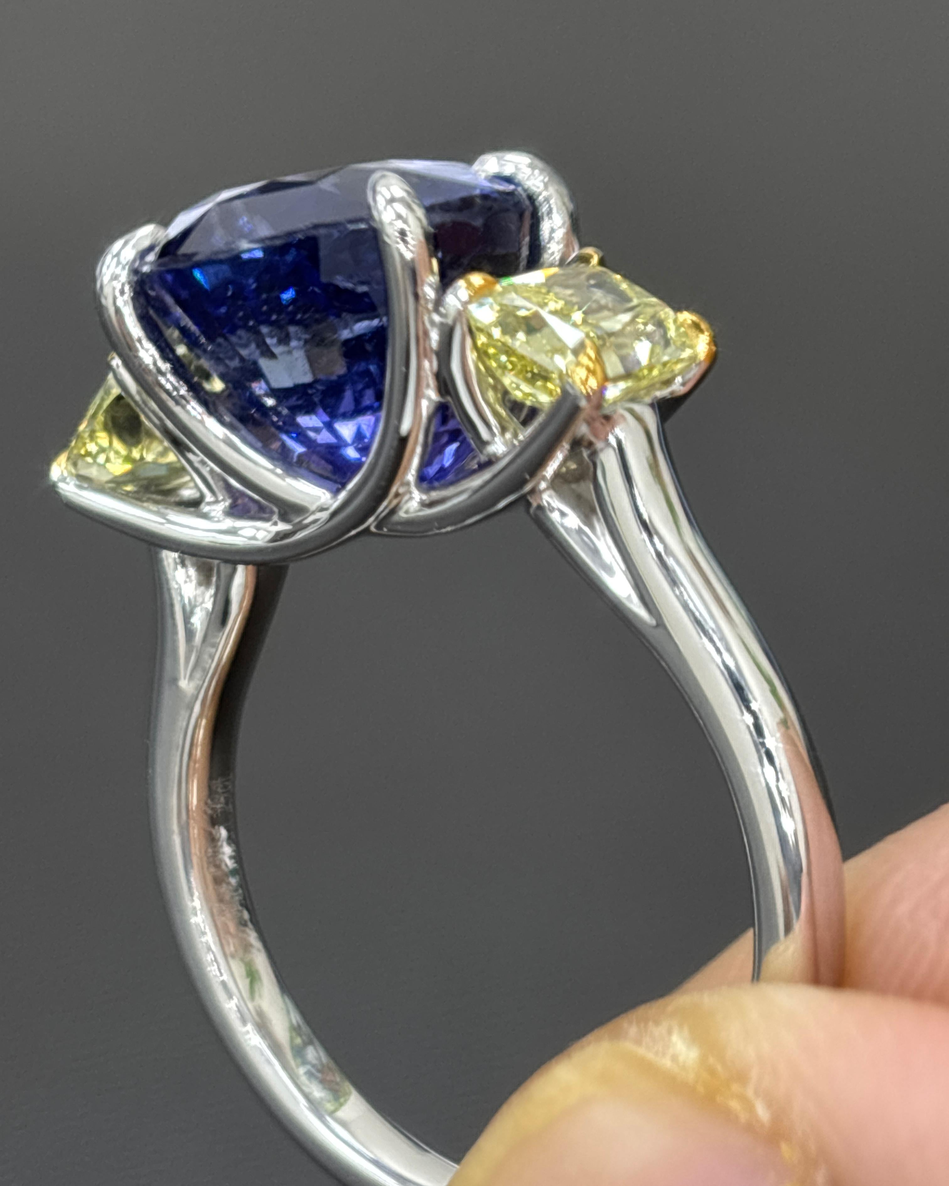 Anello di platino con diamante giallo e zaffiro di Ceylon senza calore certificato GIA da 6,04 carati in vendita 1