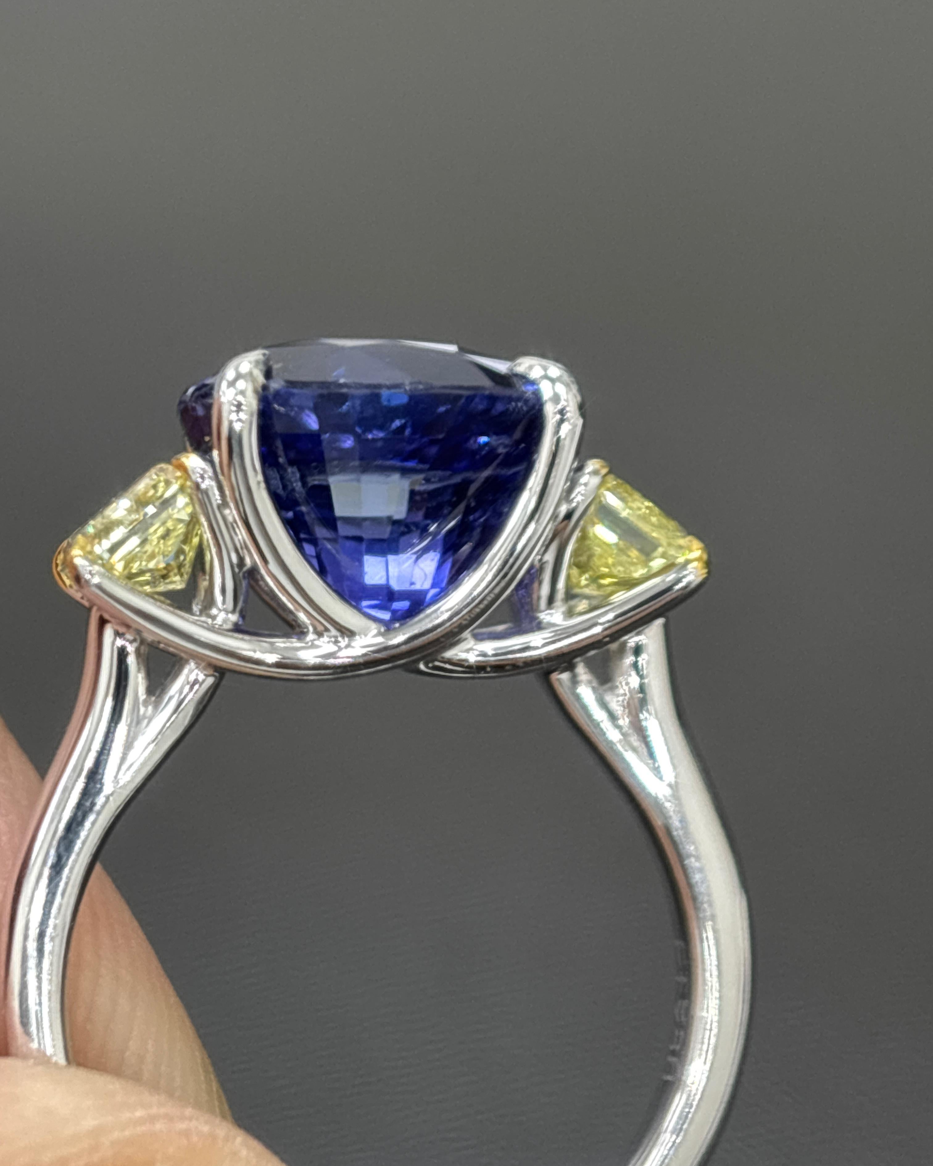 Anello di platino con diamante giallo e zaffiro di Ceylon senza calore certificato GIA da 6,04 carati in vendita 2