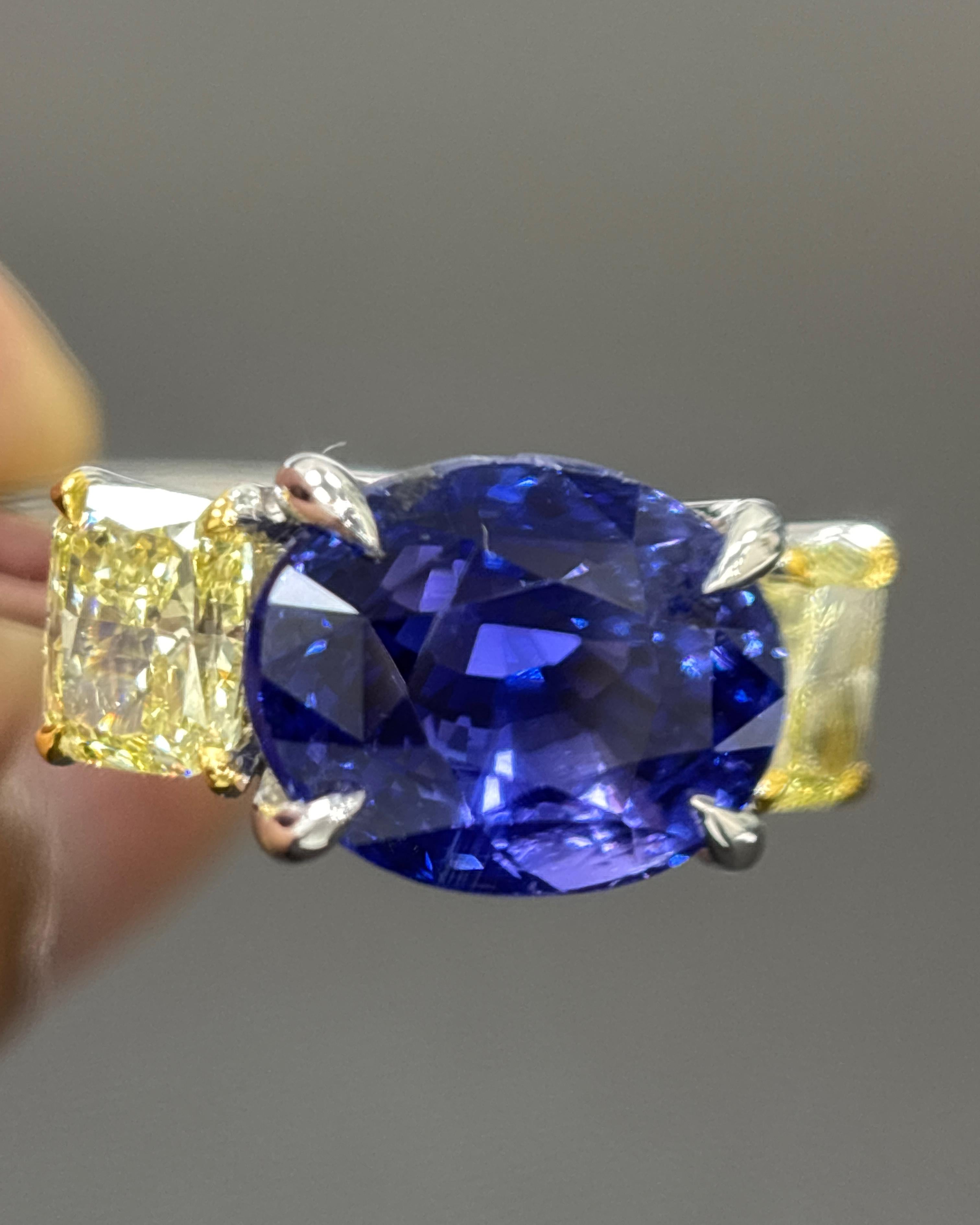 Anello di platino con diamante giallo e zaffiro di Ceylon senza calore certificato GIA da 6,04 carati in vendita 3