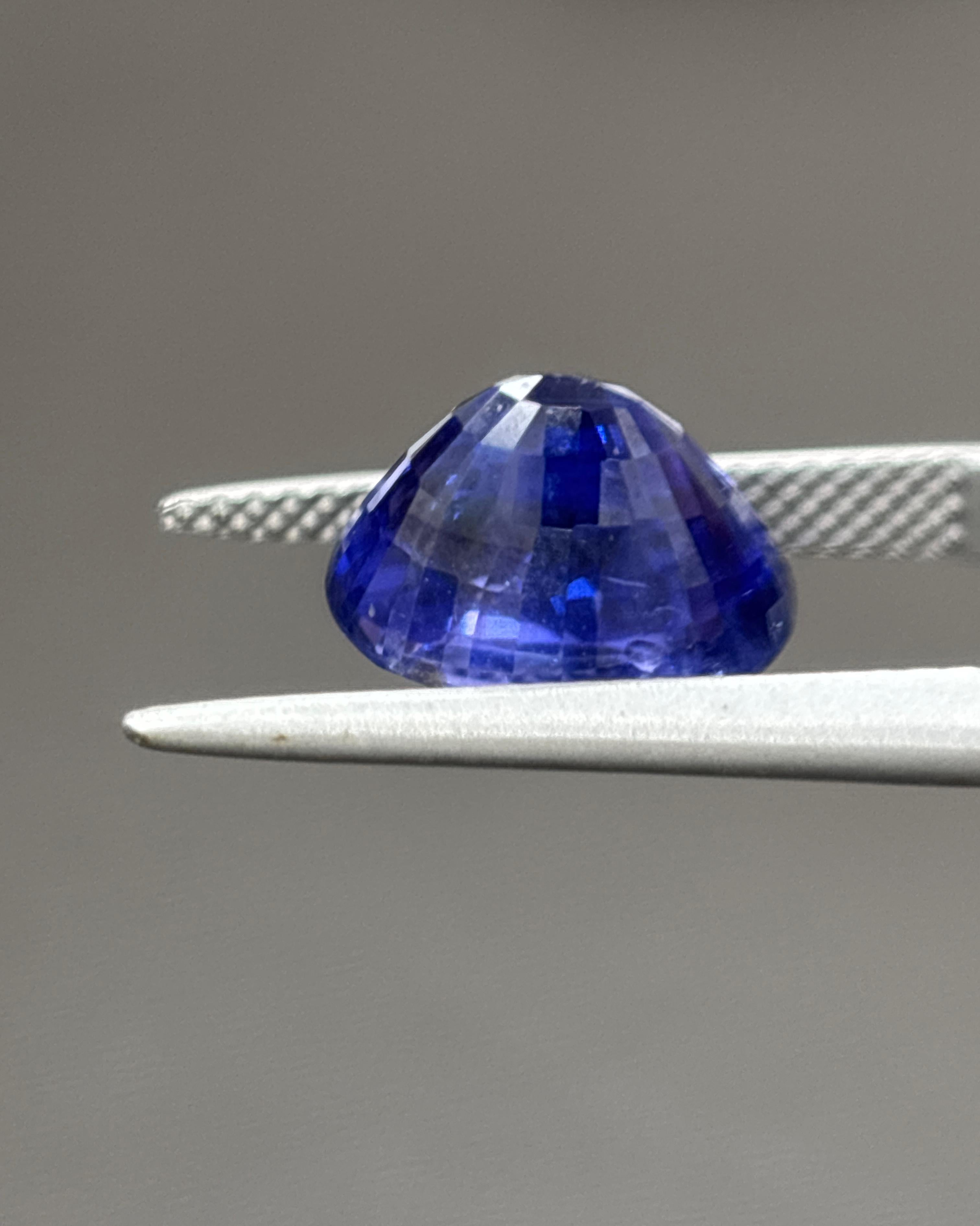 GIA Certified 6.05 Carat Ceylon No Heat Colour Change Oval Cut Blue Sapphire In New Condition For Sale In Kowloon, HK