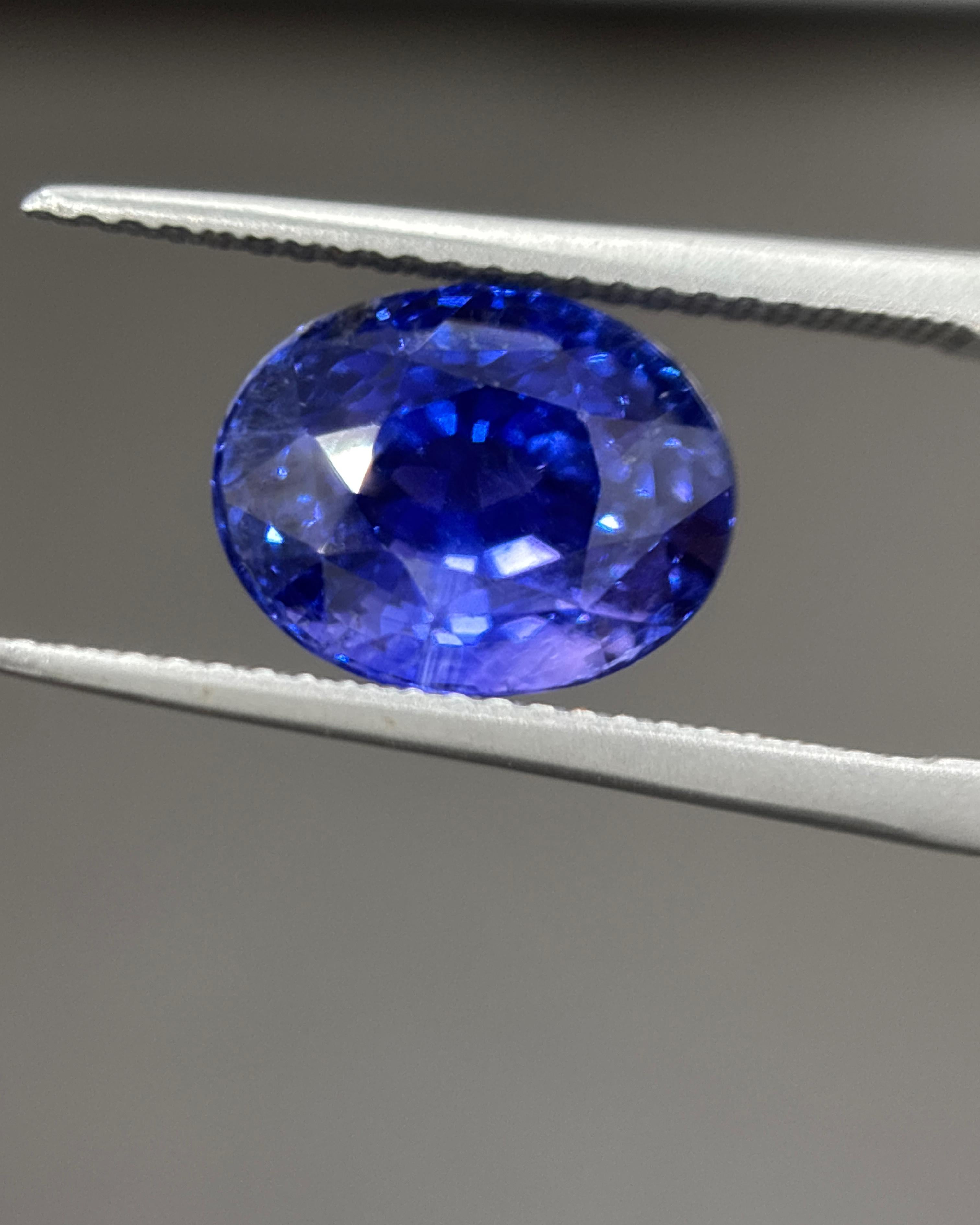 Women's or Men's GIA Certified 6.05 Carat Ceylon No Heat Colour Change Oval Cut Blue Sapphire For Sale