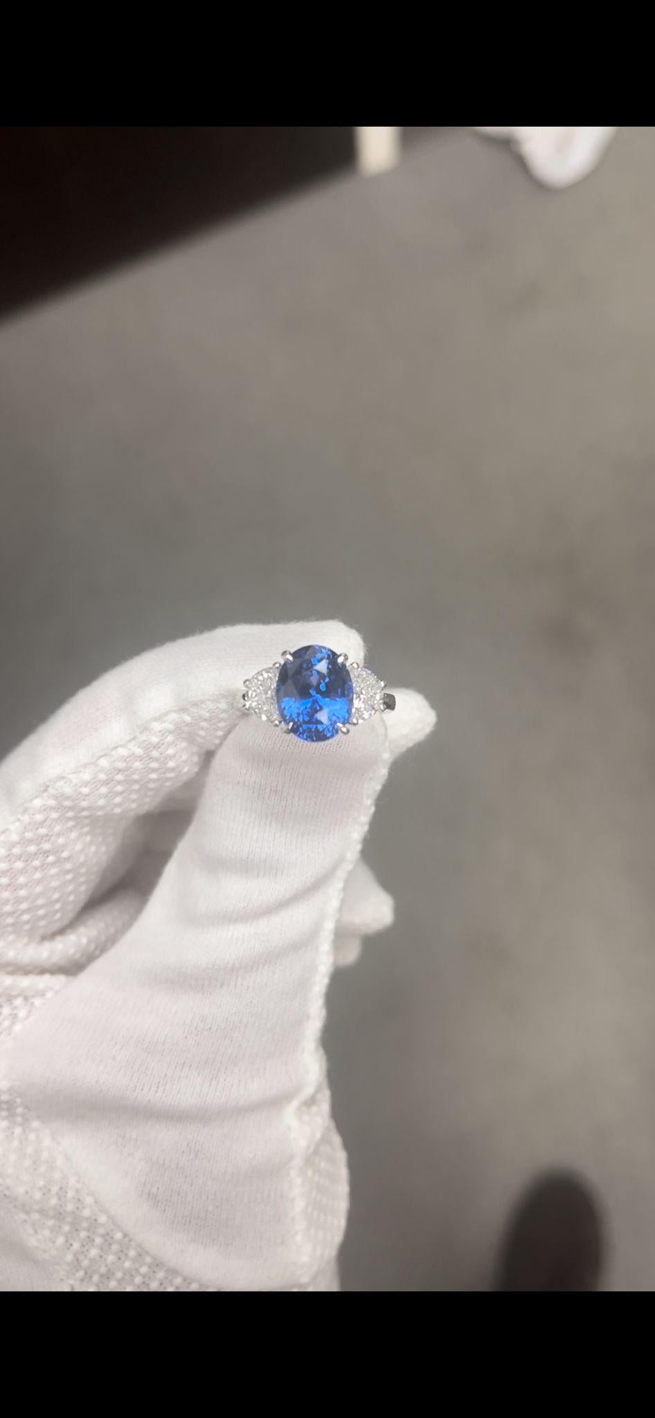 GIA-zertifizierter ovaler Ceylon-Saphir mit einem Gewicht von 6.05 Karat
Abmessungen (11,24x8,94x7,28) mm
Zwei Halbmond-Diamanten mit einem Gewicht von 1,03 Karat
Saphir ist Auge sauber, sehr lebendig, und Kornblumenblau Farbe
GIA-zertifiziert
In