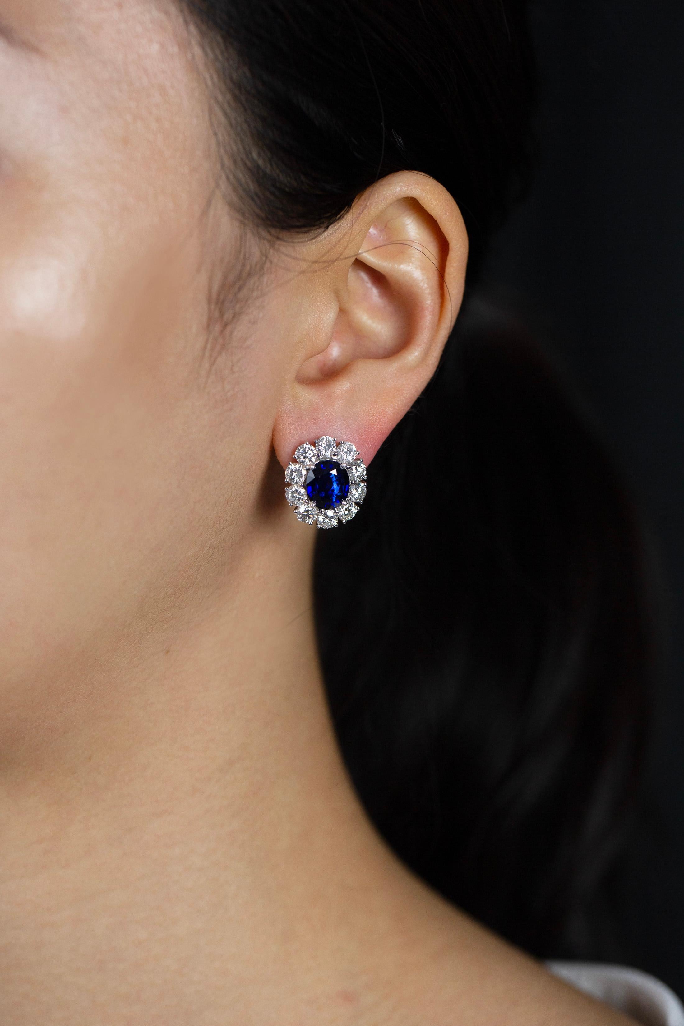 GIA-zertifizierte 6,05 Karat blauer Saphir im Ovalschliff und Diamant-Halo-Ohrclips (Zeitgenössisch) im Angebot