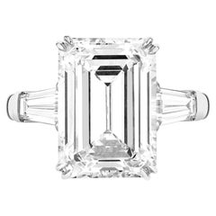 Anillo de compromiso en platino con diamante talla esmeralda de 6.06 quilates certificado por el GIA