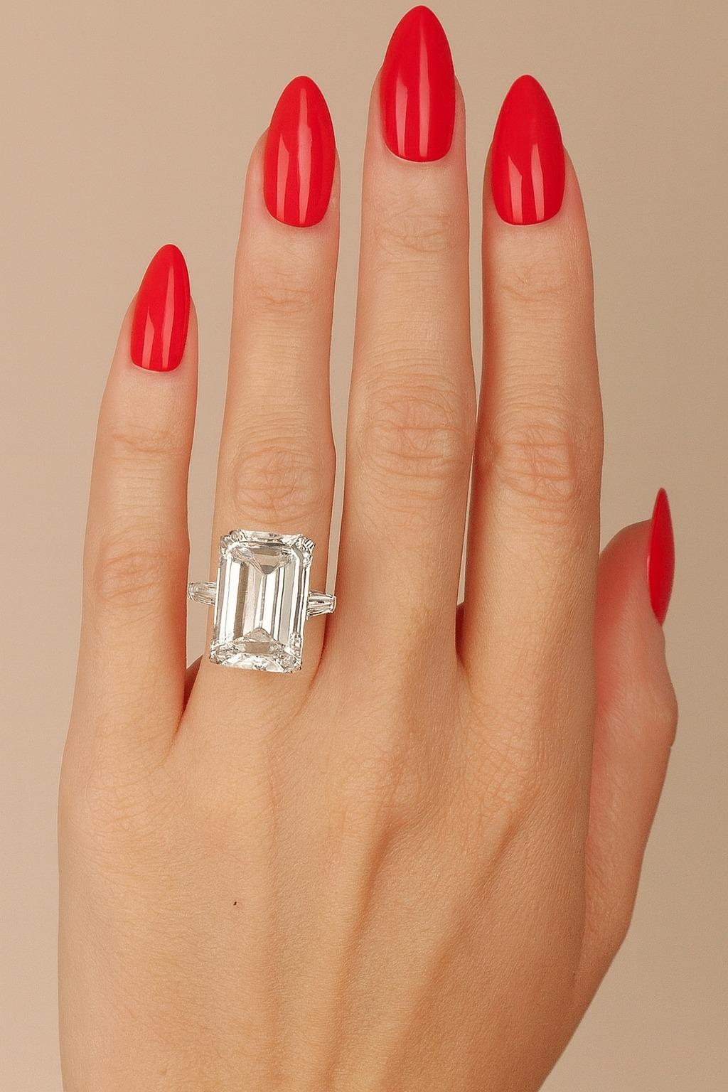 Anello in platino con diamante taglio smeraldo certificato GIA da 6,06 carati e pietre laterali a baguette affusolate

Un raro tesoro di raffinatezza, questo anello sfoggia un diamante taglio smeraldo da 6,06 carati certificato GIA, con colore F e