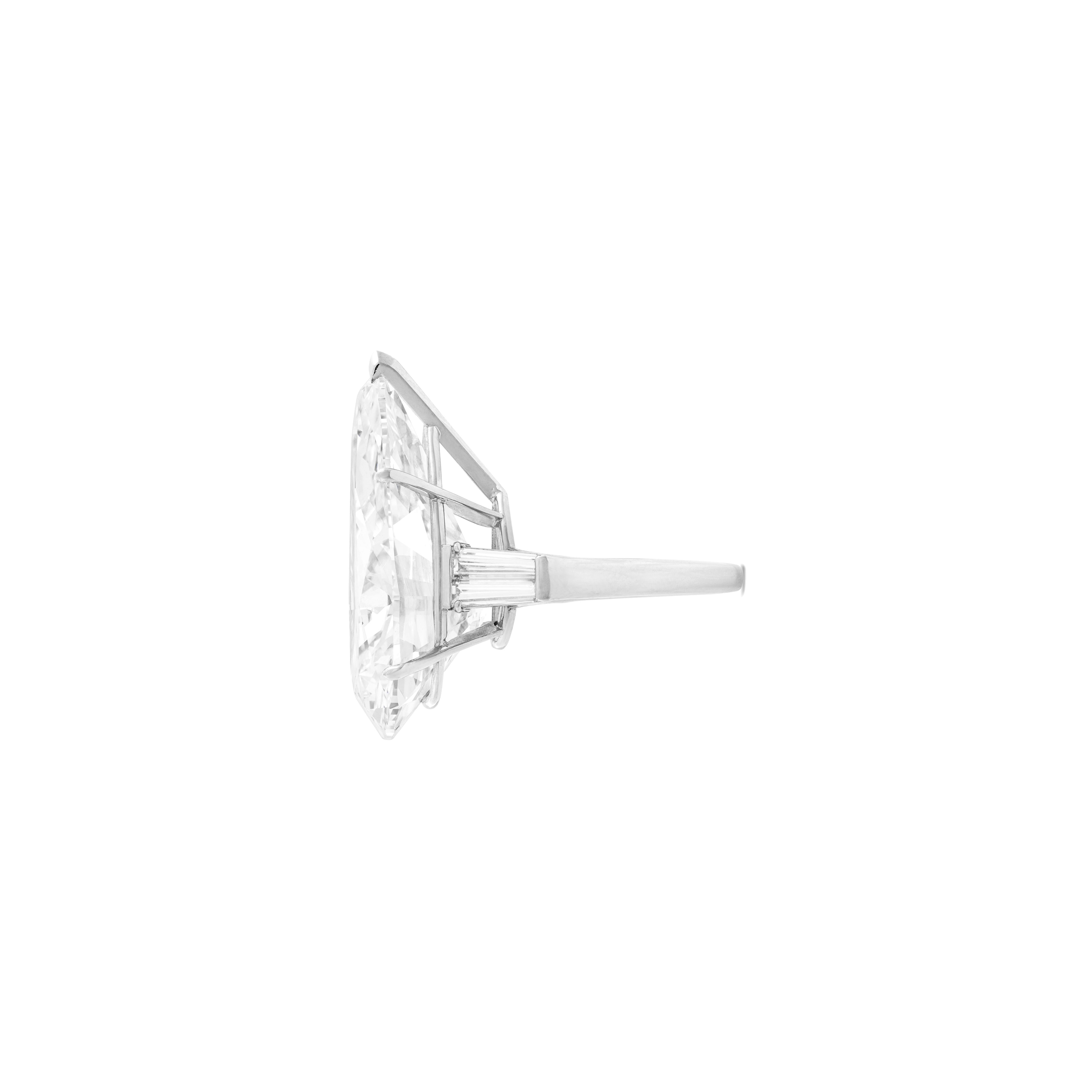 Tipo IIa Certificado GIA 10,68 ct. Anillo de diamantes talla pera, una verdadera encarnación del lujo y la sofisticación. Esta exquisita pieza está engastada en platino y presenta elegantes diamantes baguette cónicos que acentúan maravillosamente el