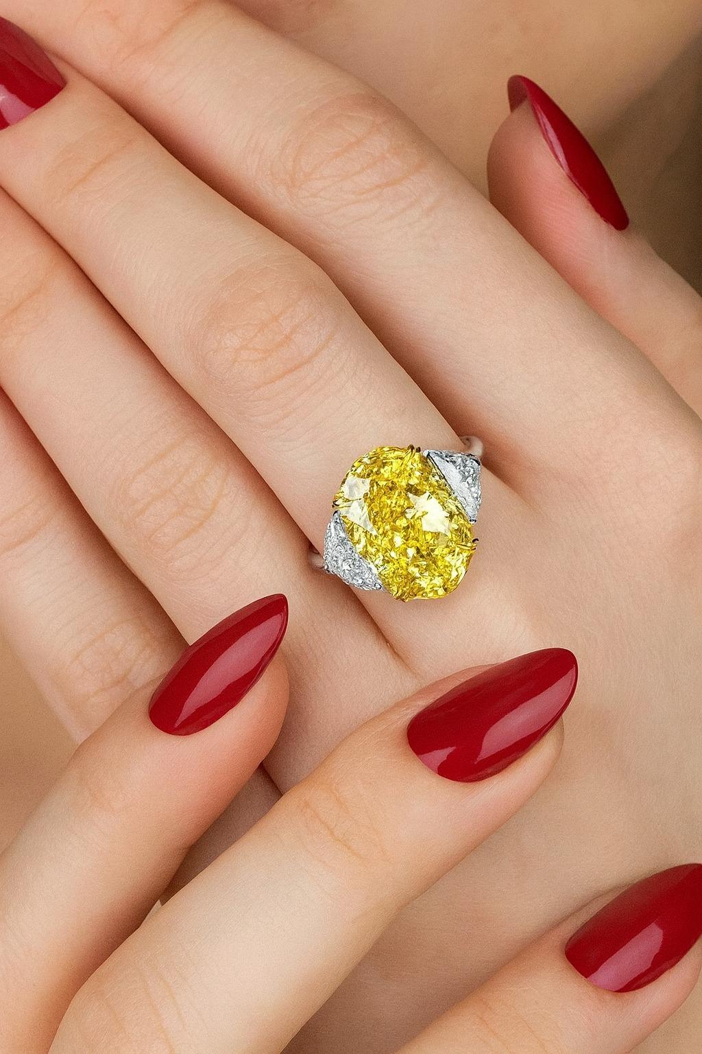 da uomo o donna Anello con diamante ovale brilliante certificato GIA da 6,08 carati Nature Fancy Yellow VS1 in vendita