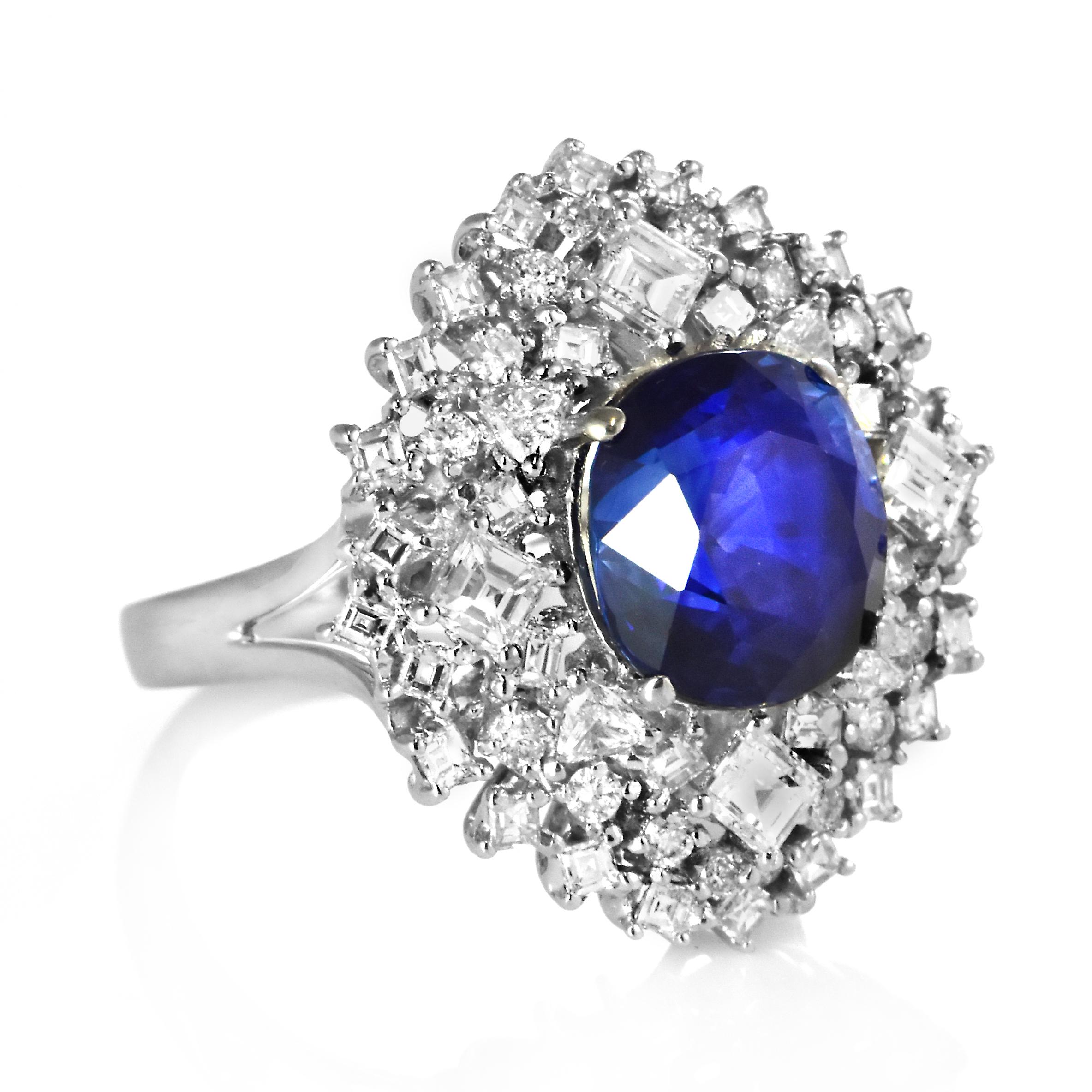 GIA Certified 6.08 Carat Natural Royal Blue Sapphire Ring Made in 18K White Gold (Moderne) im Angebot