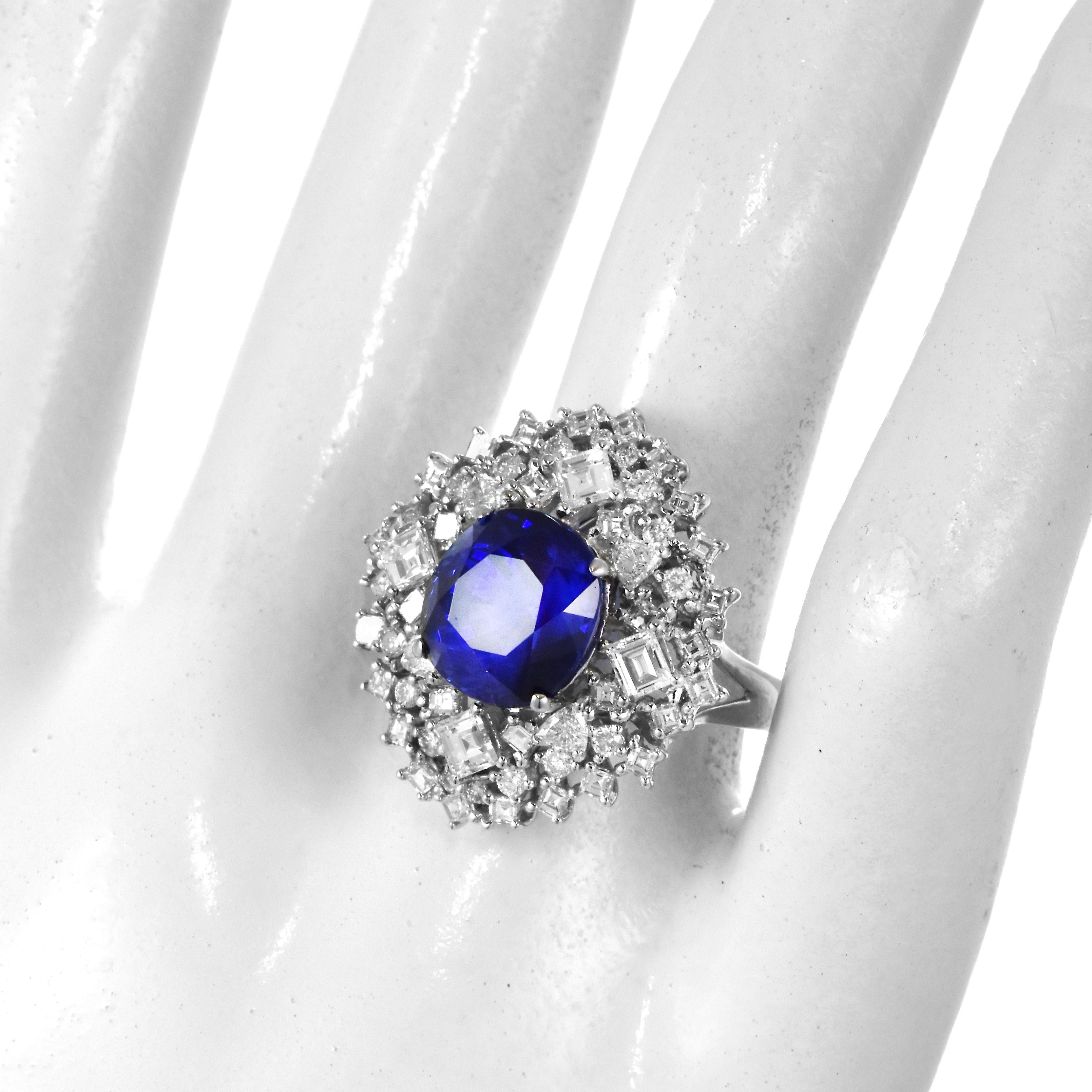 GIA Certified 6.08 Carat Natural Royal Blue Sapphire Ring Made in 18K White Gold im Zustand „Neu“ im Angebot in Tokyo, JP