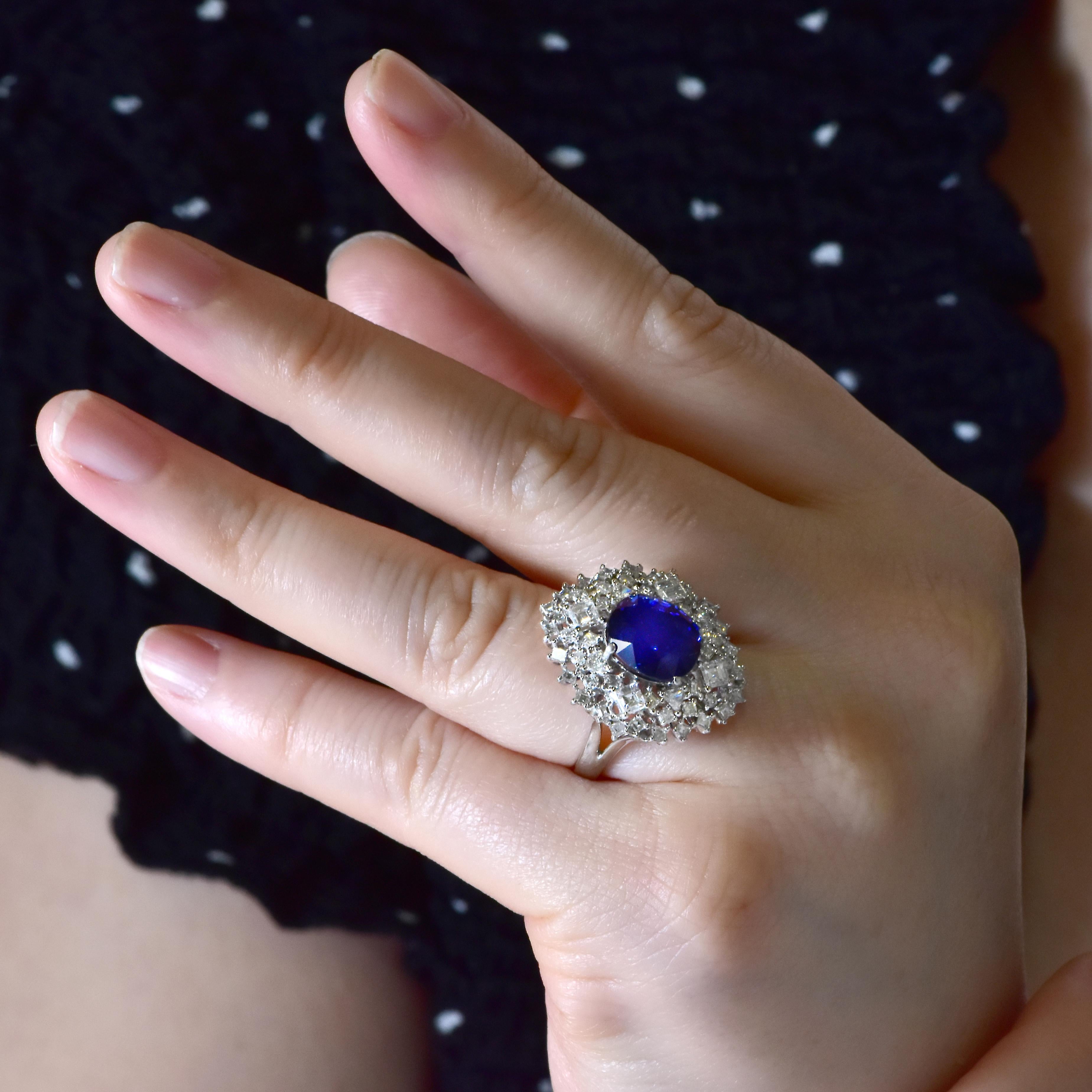 GIA Certified 6.08 Carat Natural Royal Blue Sapphire Ring Made in 18K White Gold Damen im Angebot