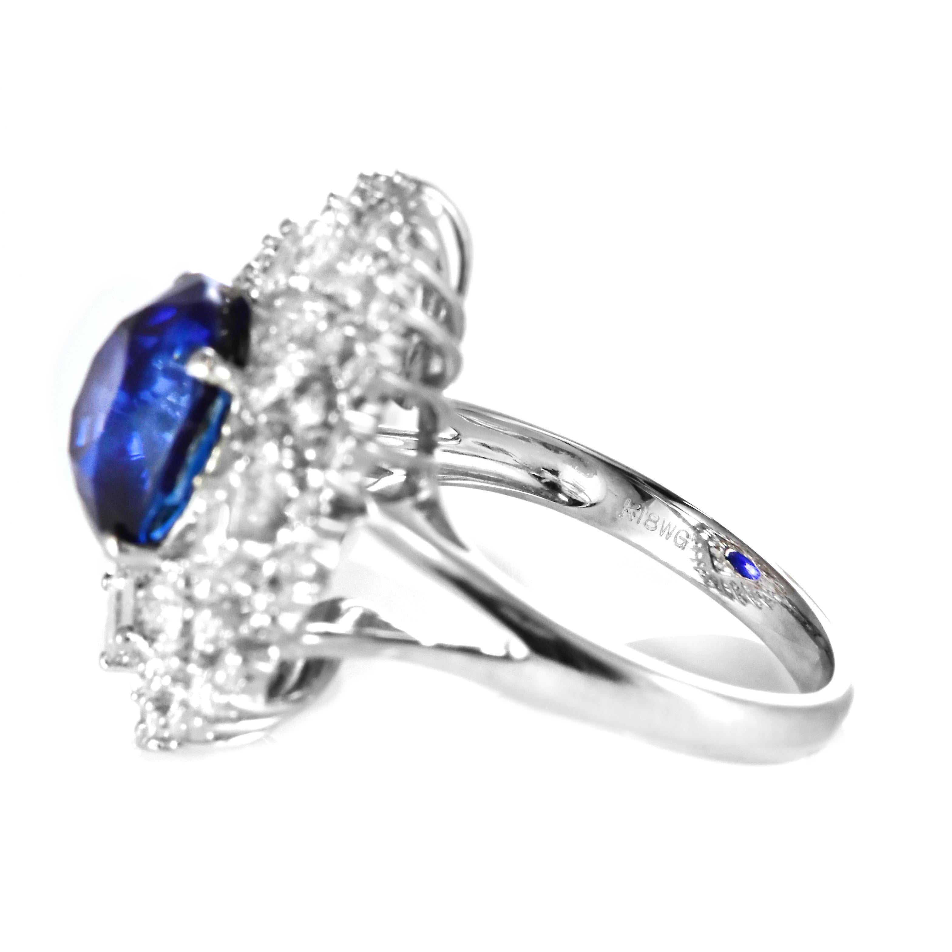 GIA Certified 6.08 Carat Natural Royal Blue Sapphire Ring Made in 18K White Gold im Angebot 1