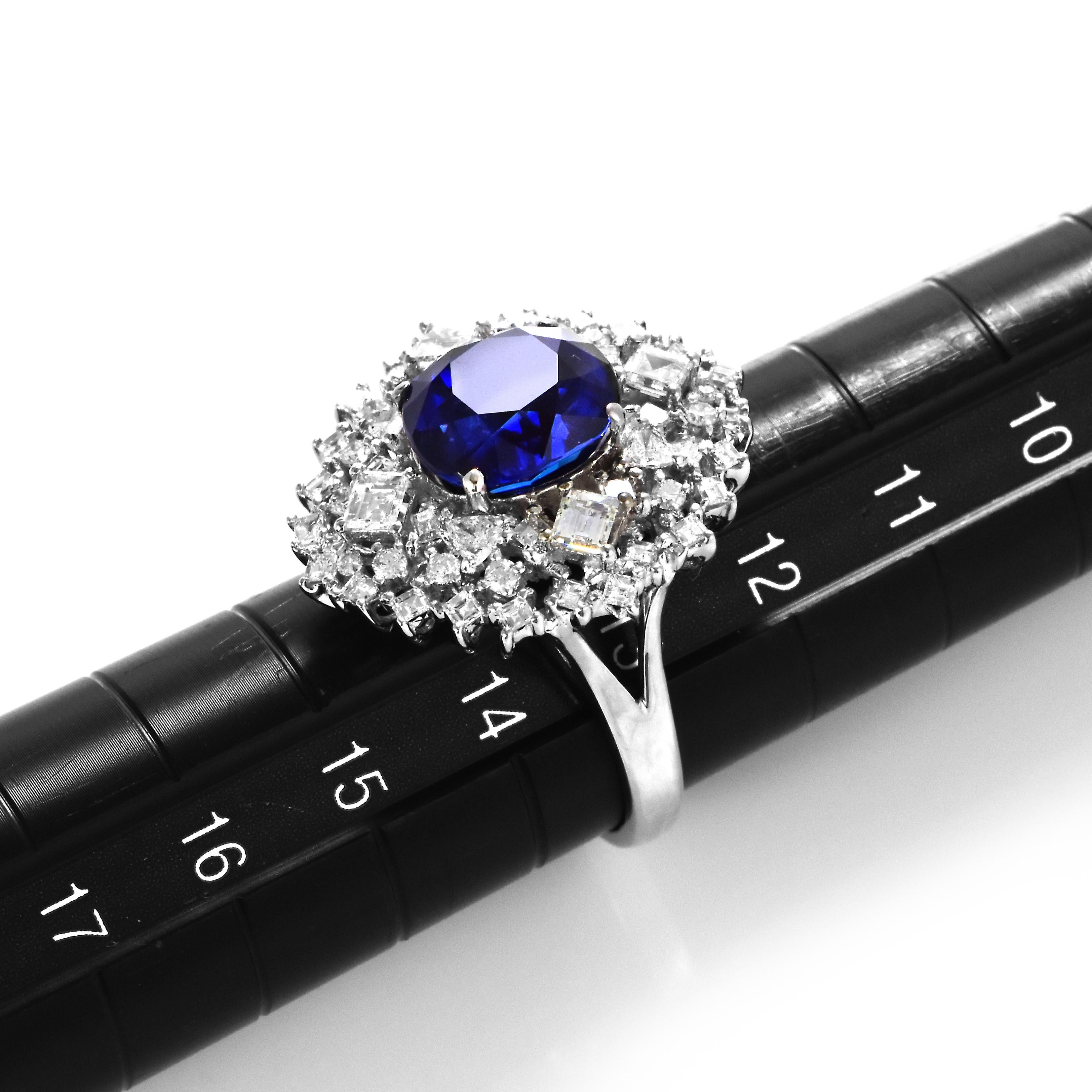 GIA Certified 6.08 Carat Natural Royal Blue Sapphire Ring Made in 18K White Gold im Angebot 3