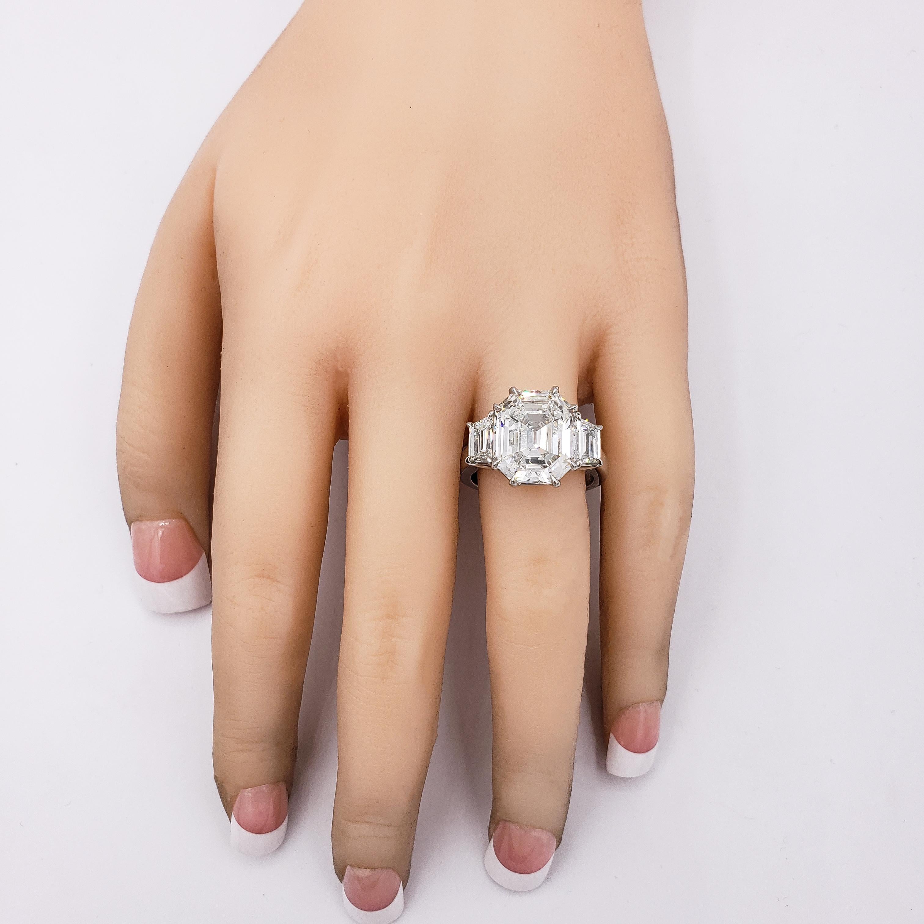 GIA-zertifizierter 6,08 Karat Diamant-Dreistein-Verlobungsring mit Stufenschliff im Zustand „Neu“ im Angebot in New York, NY