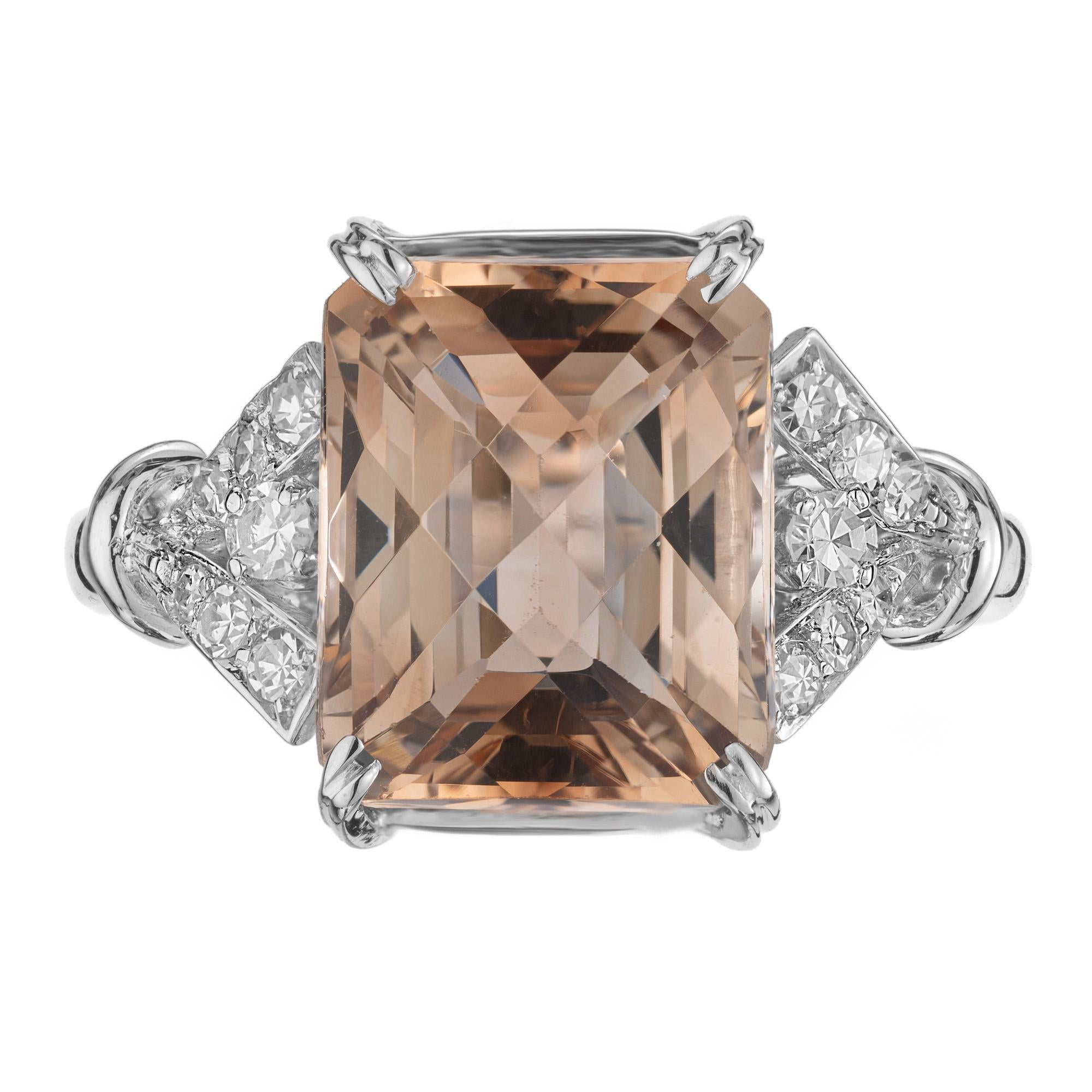 Bellissimo anello rettangolare di Topazio e Diamante, di una bellezza mozzafiato, risalente al 1940. La pietra centrale ha una forma ottagonale di 6,08 carati certificati GIA di colore naturale arancione e marrone trasparente. Accentuato da un