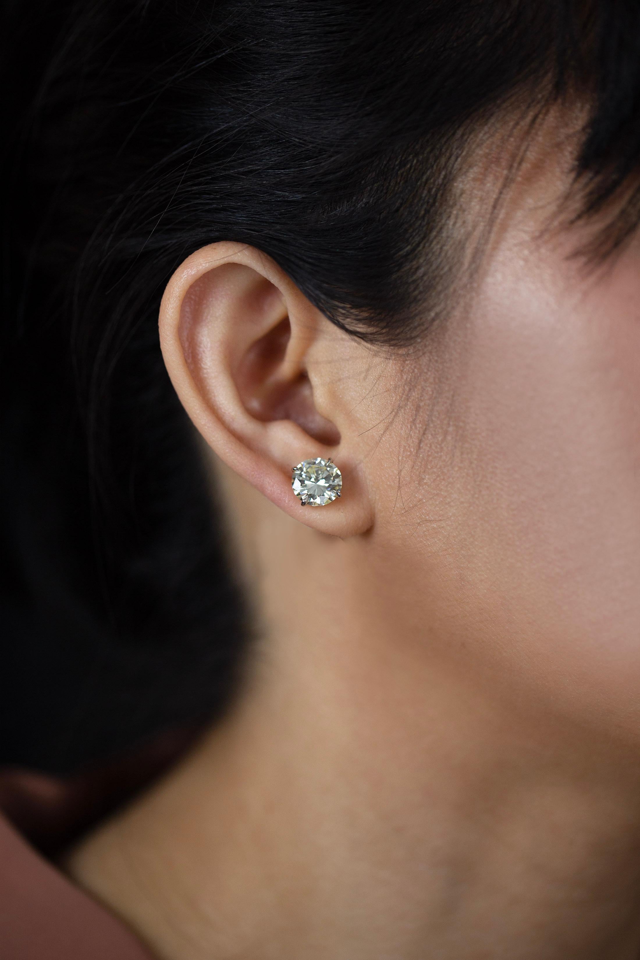 Boucles d'oreilles en diamant certifié GIA de 6.08 carats de forme ronde brillante totale  Pour femmes en vente
