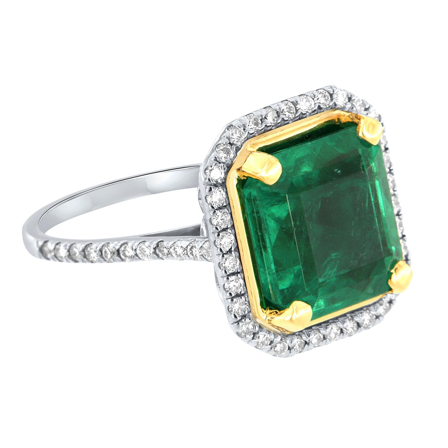 Taille Asscher Bague halo de diamants en or blanc et jaune 18 carats avec émeraude verte de 6,09 carats certifiée par le GIA en vente