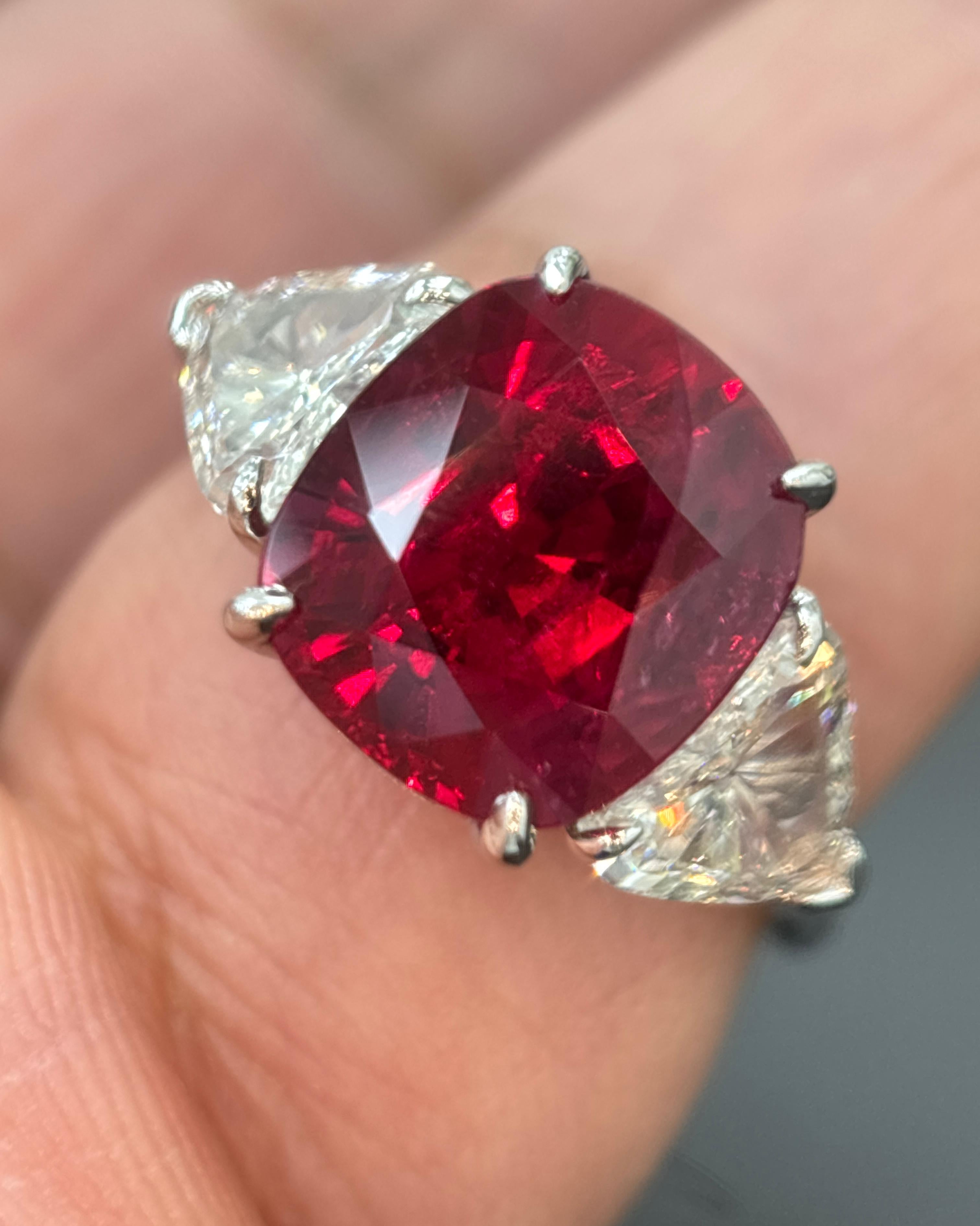 Anello in platino con diamante bianco e rubino rosso Siam certificato GIA da 6,09 carati naturali in vendita 4