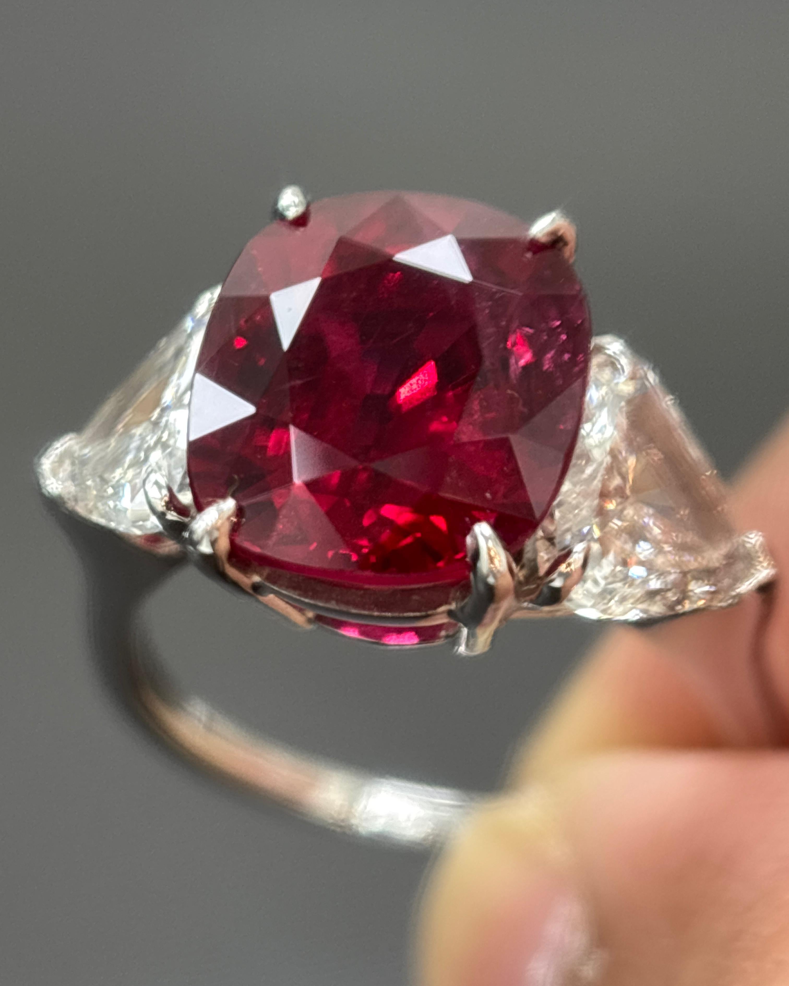 Anello in platino con diamante bianco e rubino rosso Siam certificato GIA da 6,09 carati naturali in vendita 5