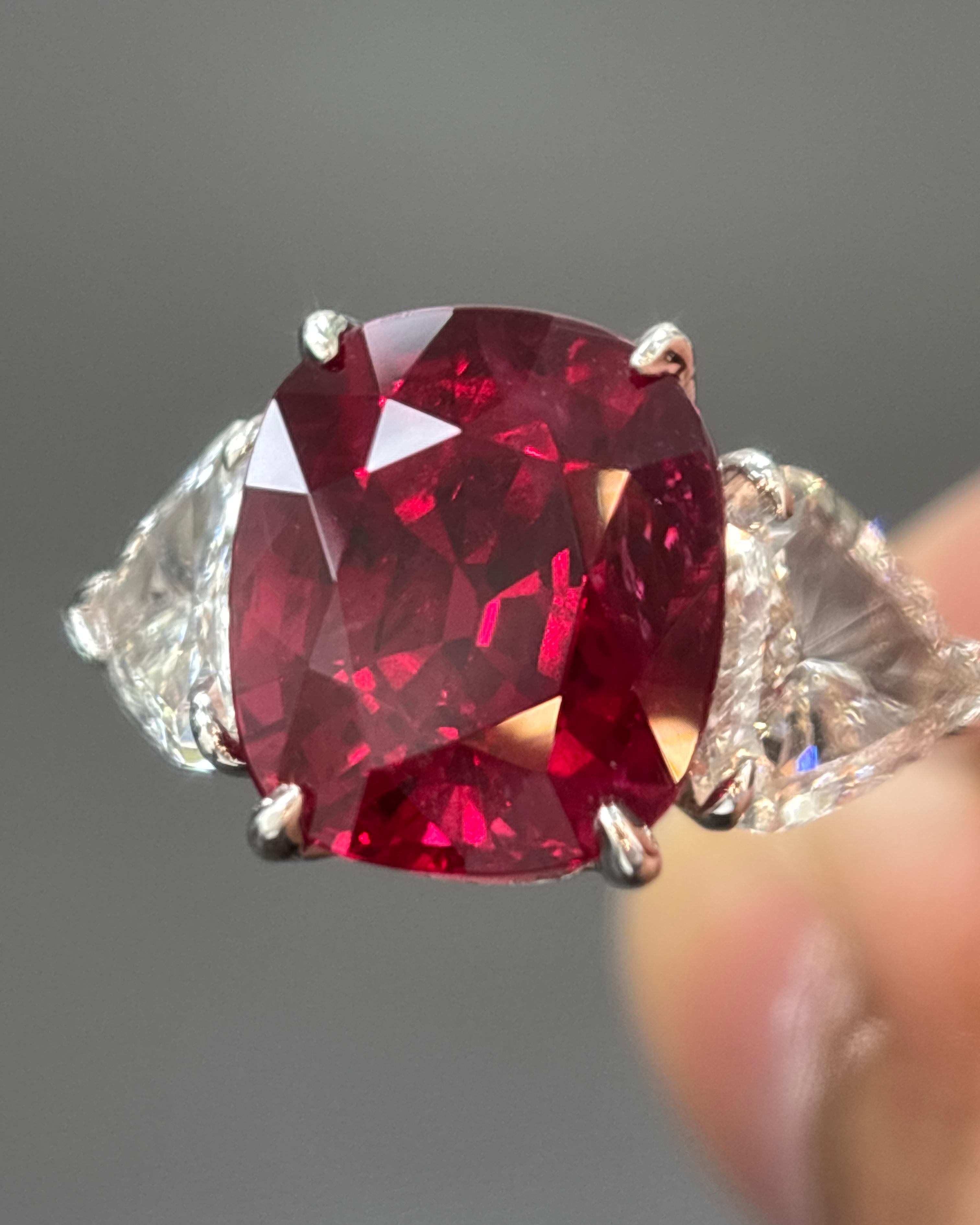 Anello in platino con diamante bianco e rubino rosso Siam certificato GIA da 6,09 carati naturali in vendita 6