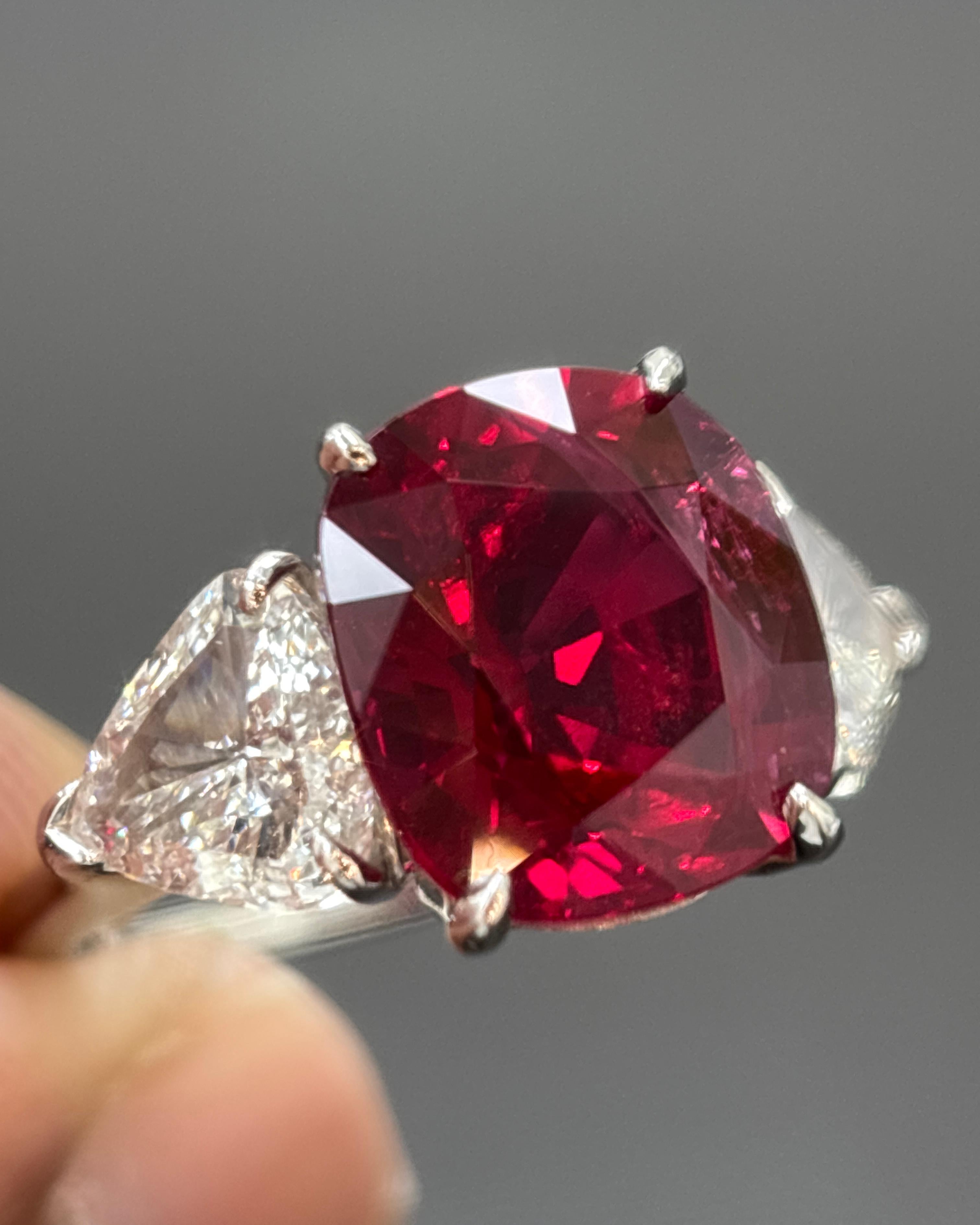 Anello in platino con diamante bianco e rubino rosso Siam certificato GIA da 6,09 carati naturali in vendita 8