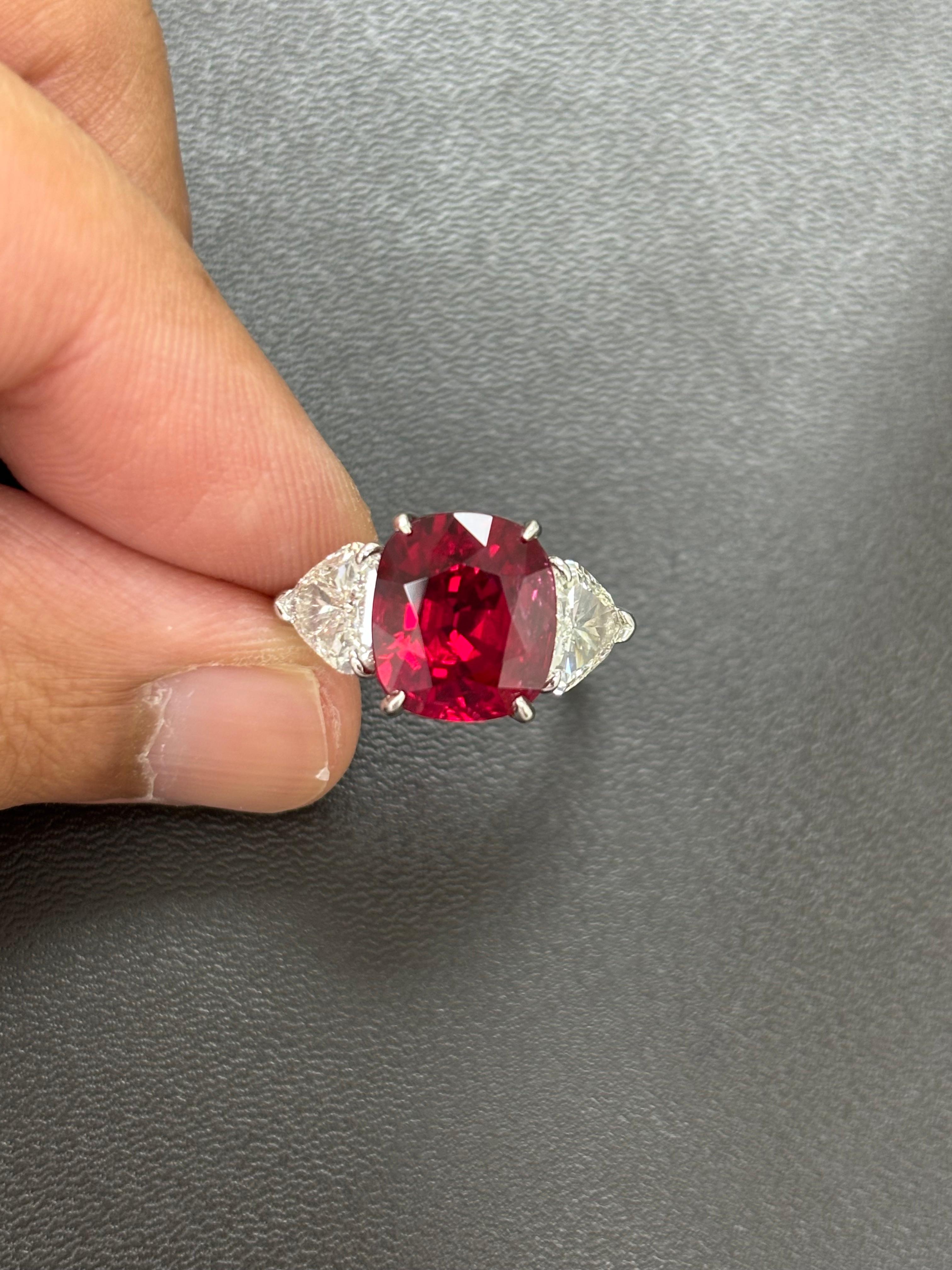 Anello in platino con diamante bianco e rubino rosso Siam certificato GIA da 6,09 carati naturali in vendita 9