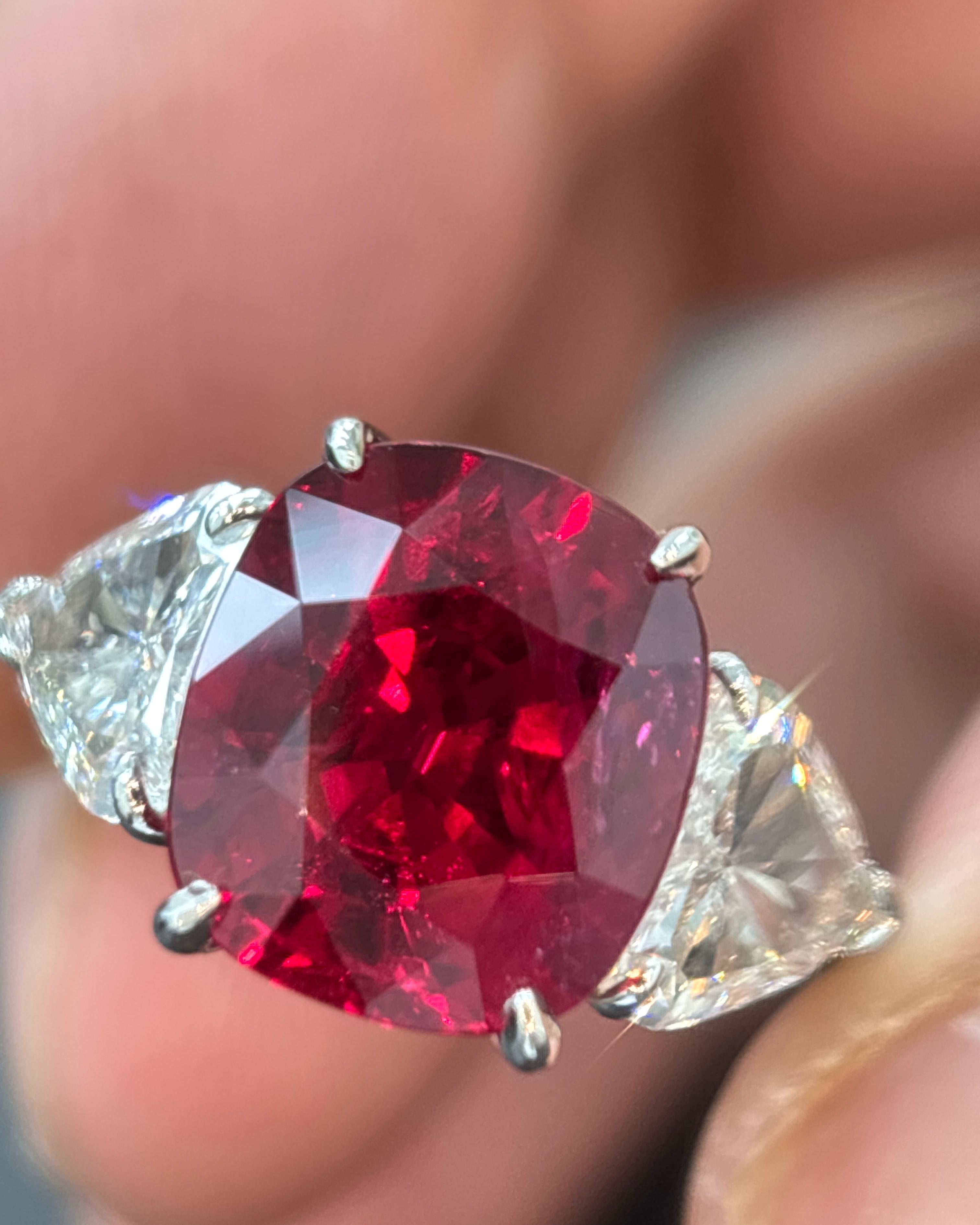 Avvolgiti nel fascino irresistibile di questo straordinario rubino rosso vivo a taglio cuscino da 6,09 carati certificato GIA e proveniente dal Siam (Thailandia), una gemma che pulsa con il battito ardente della passione e della rara bellezza.