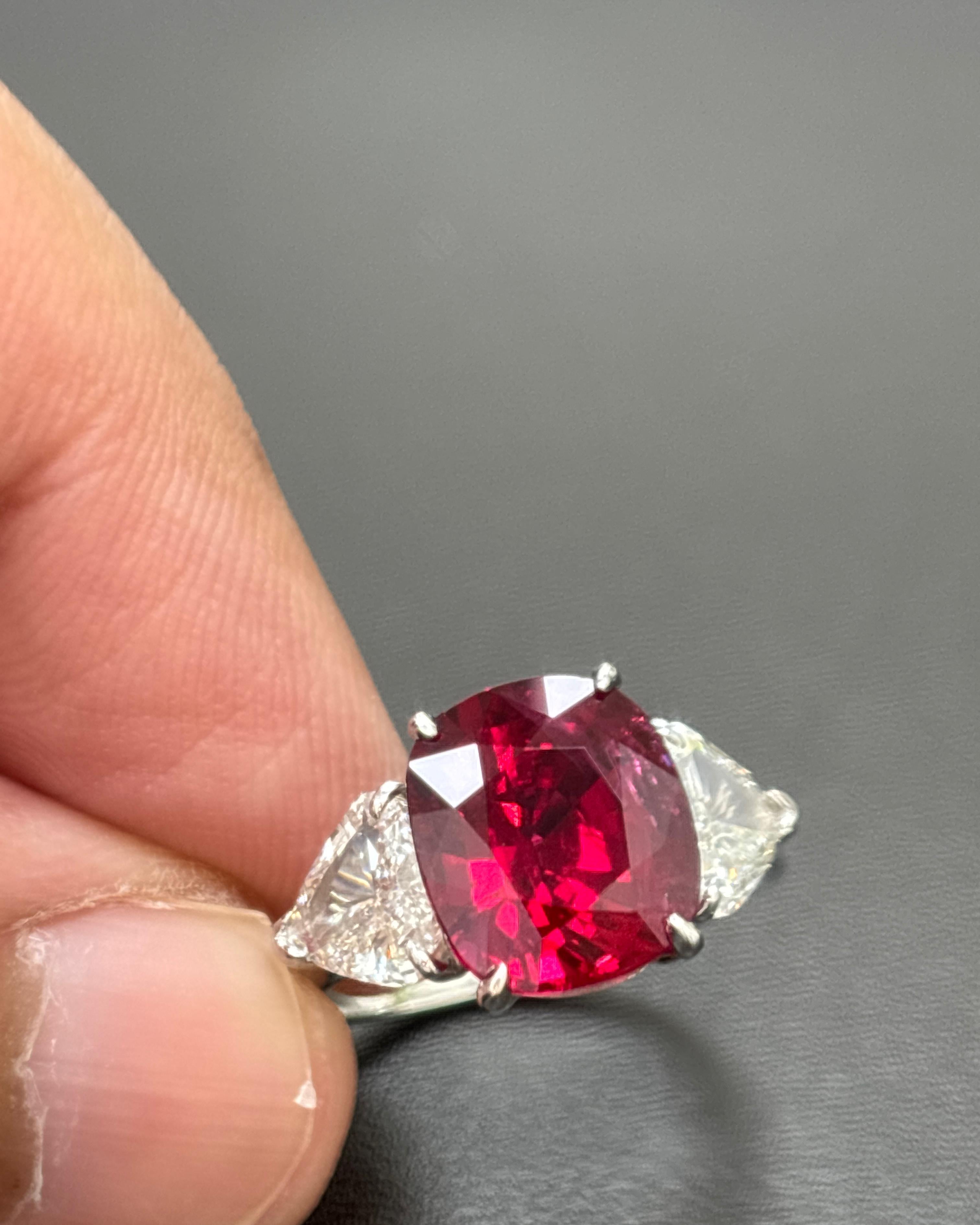 Moderno Anello in platino con diamante bianco e rubino rosso Siam certificato GIA da 6,09 carati naturali in vendita