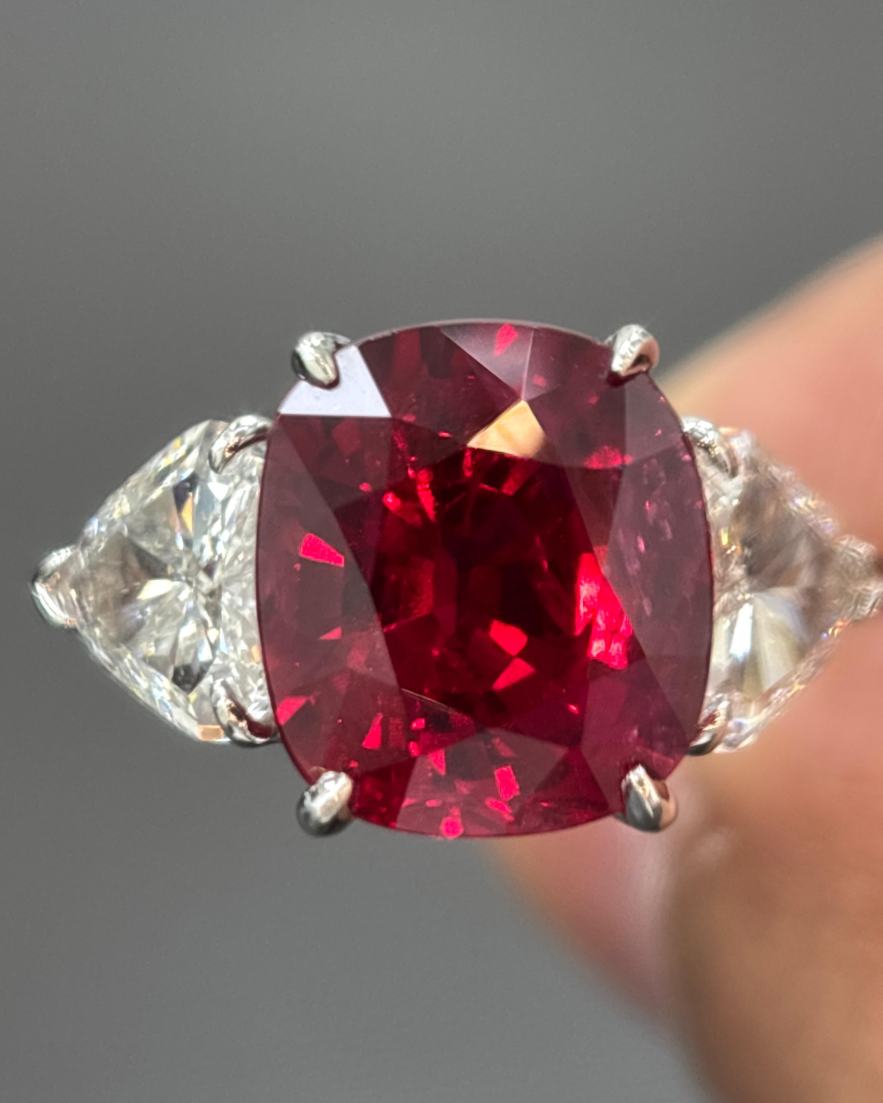 Taglio cuscino Anello in platino con diamante bianco e rubino rosso Siam certificato GIA da 6,09 carati naturali in vendita