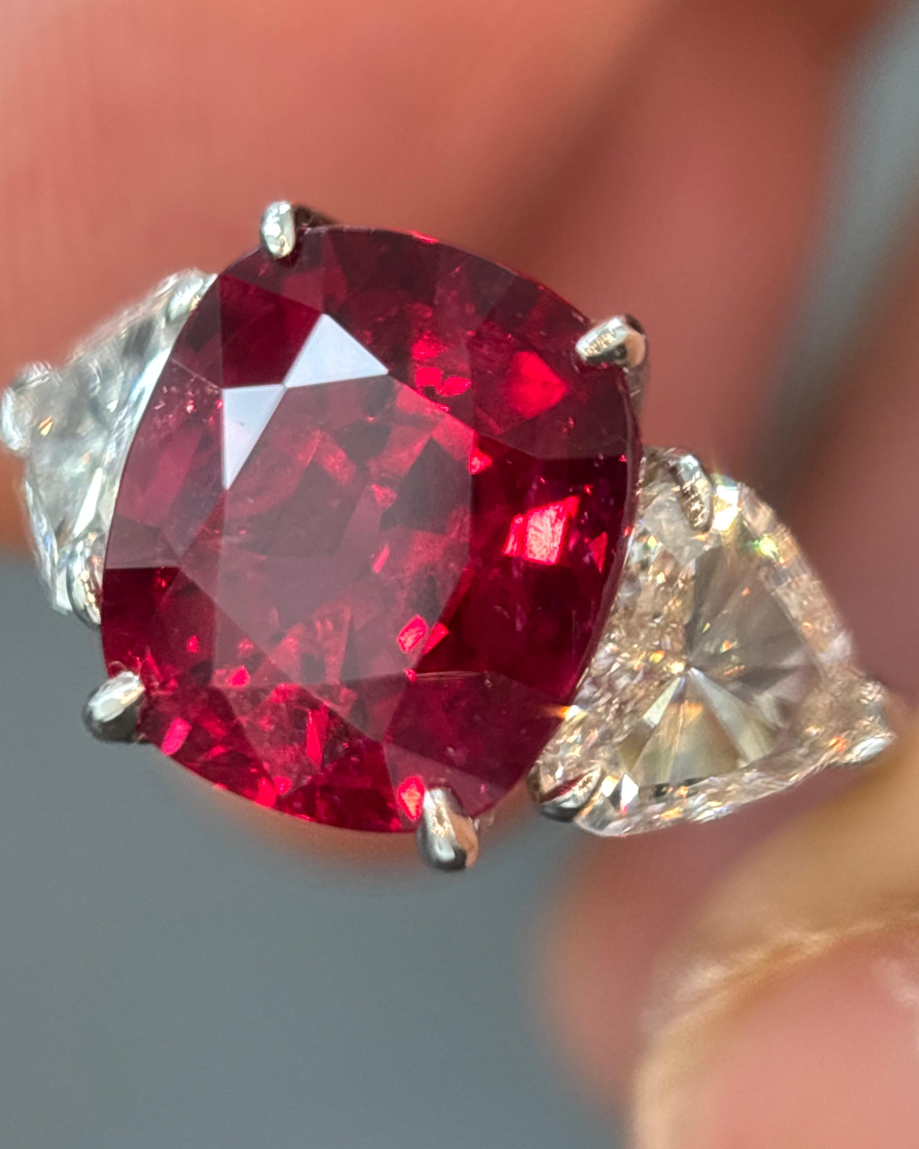 Anello in platino con diamante bianco e rubino rosso Siam certificato GIA da 6,09 carati naturali In condizioni Nuovo in vendita a Kowloon, HK