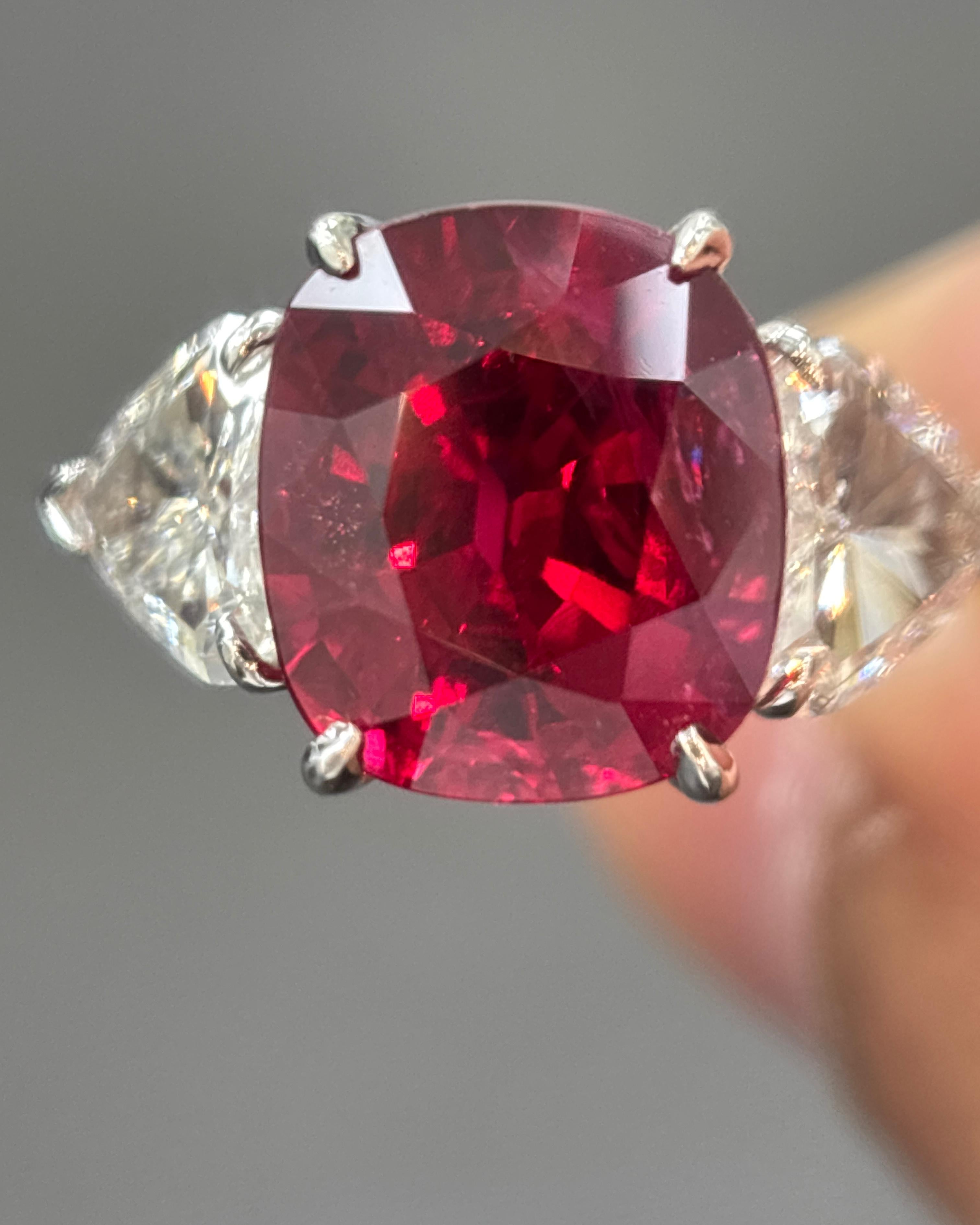 da uomo o donna Anello in platino con diamante bianco e rubino rosso Siam certificato GIA da 6,09 carati naturali in vendita