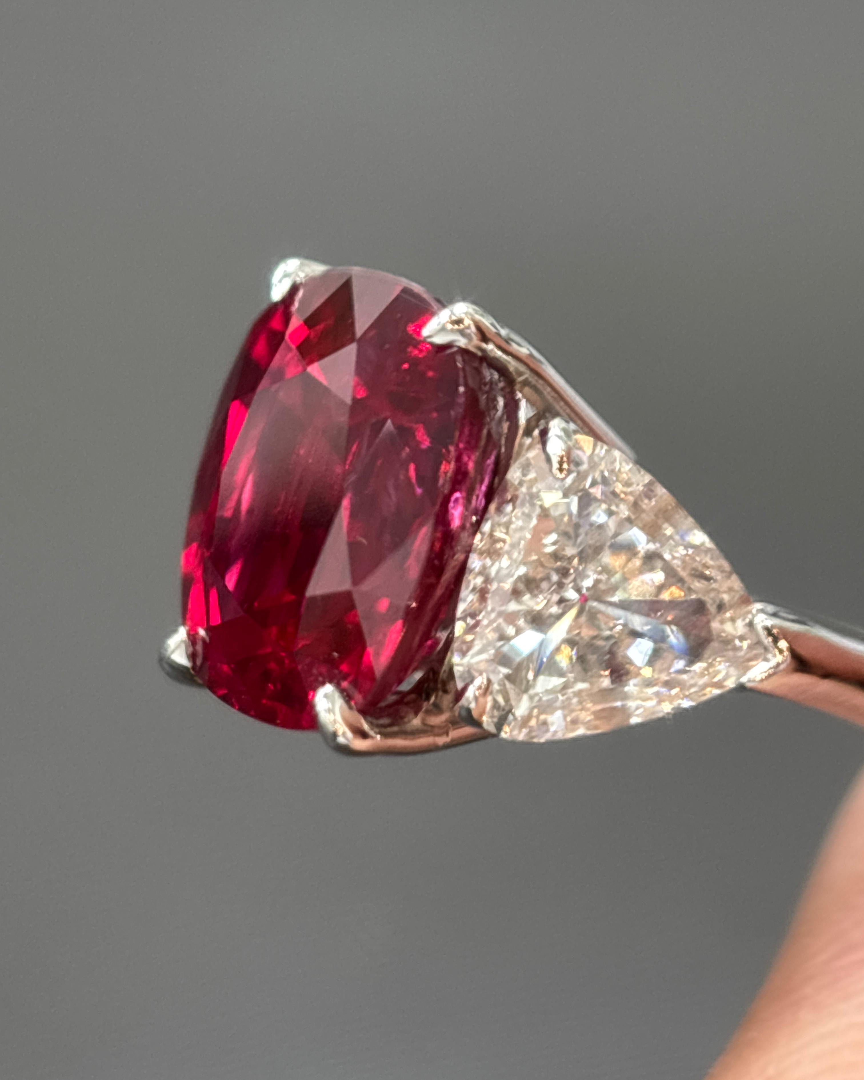 Anello in platino con diamante bianco e rubino rosso Siam certificato GIA da 6,09 carati naturali in vendita 1