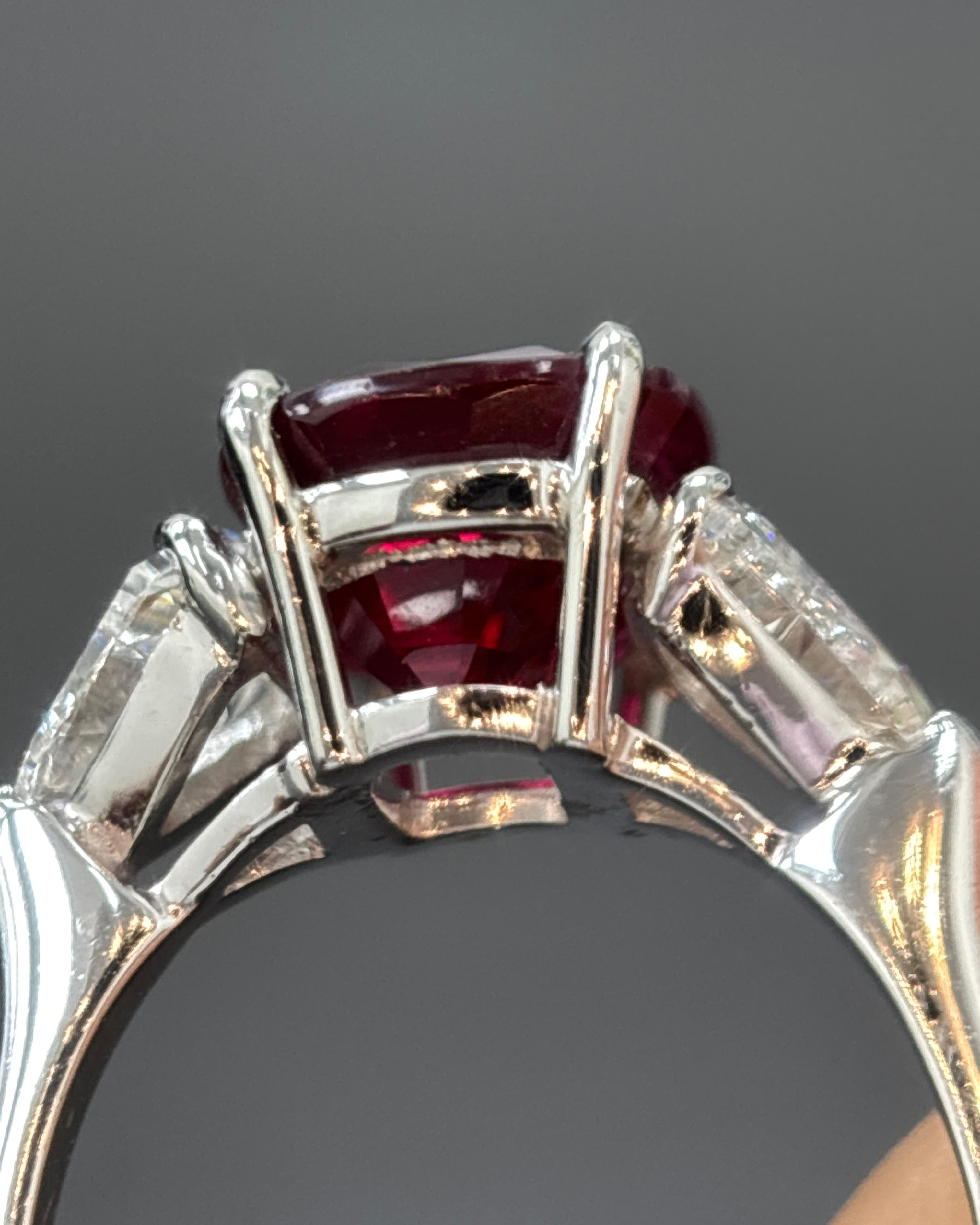 Anello in platino con diamante bianco e rubino rosso Siam certificato GIA da 6,09 carati naturali in vendita 2