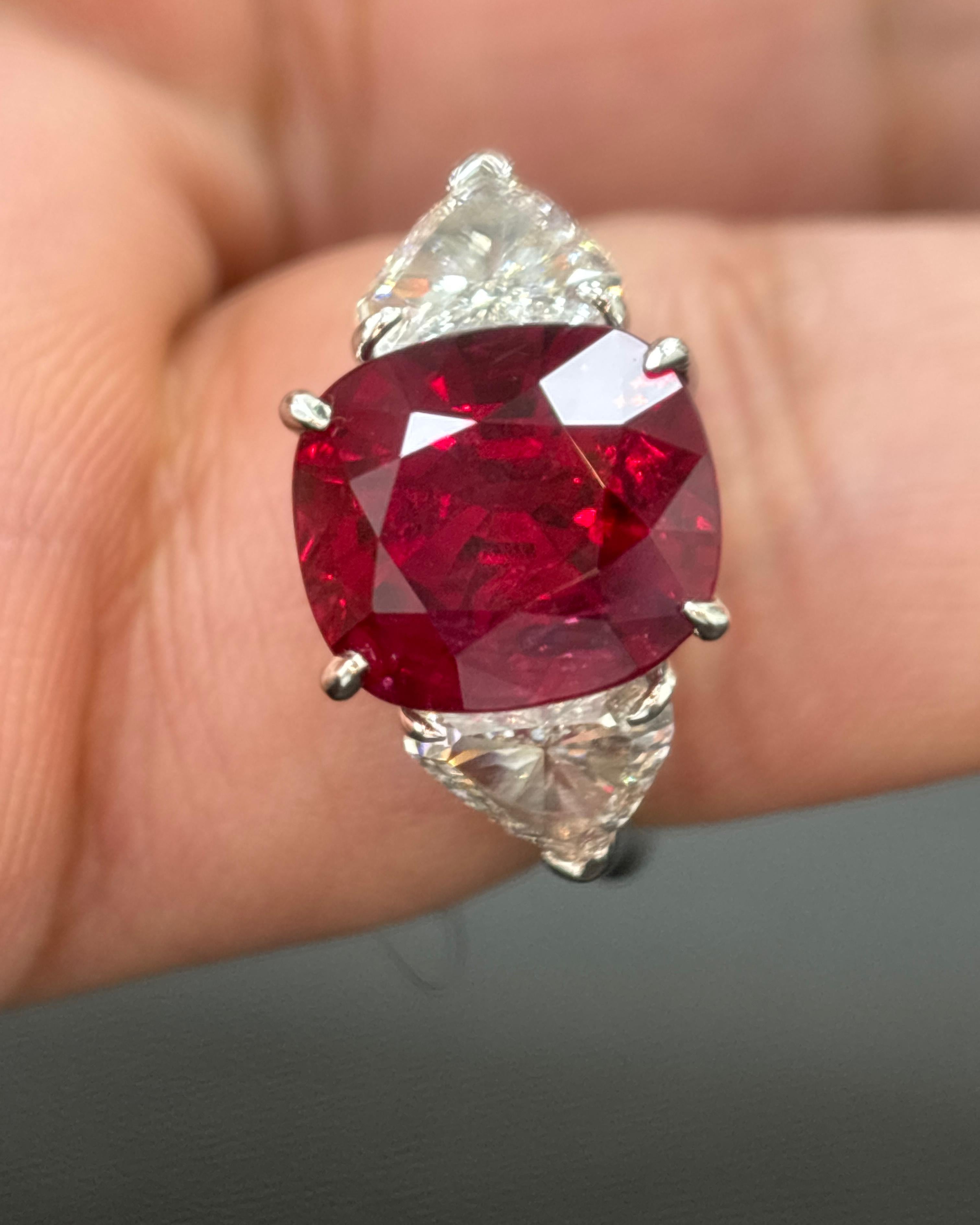 Anello in platino con diamante bianco e rubino rosso Siam certificato GIA da 6,09 carati naturali in vendita 3