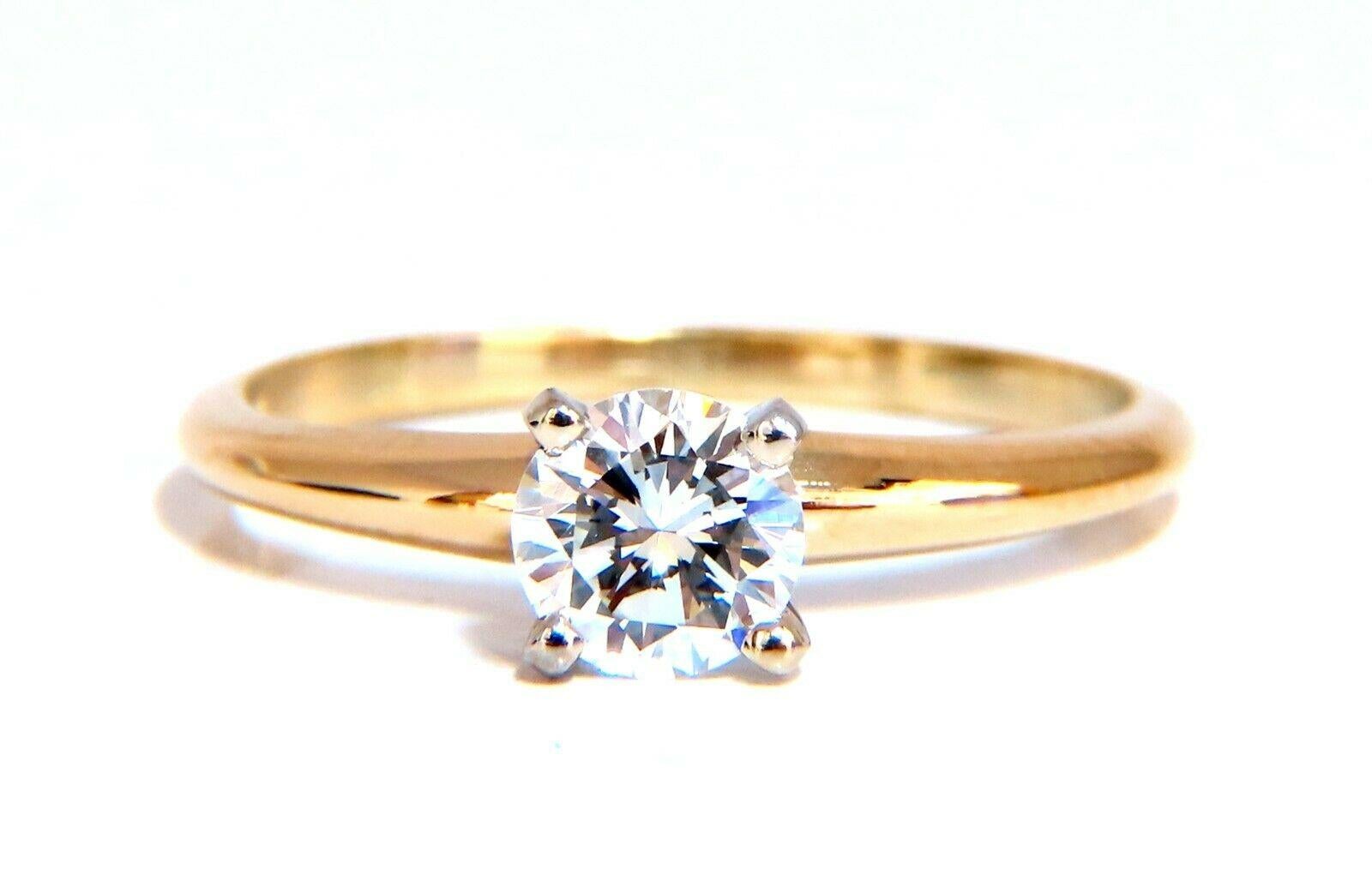 Bague solitaire classique G/Vs en diamant taille ronde de 0,60 carat certifiée par le Gia Neuf - En vente à New York, NY