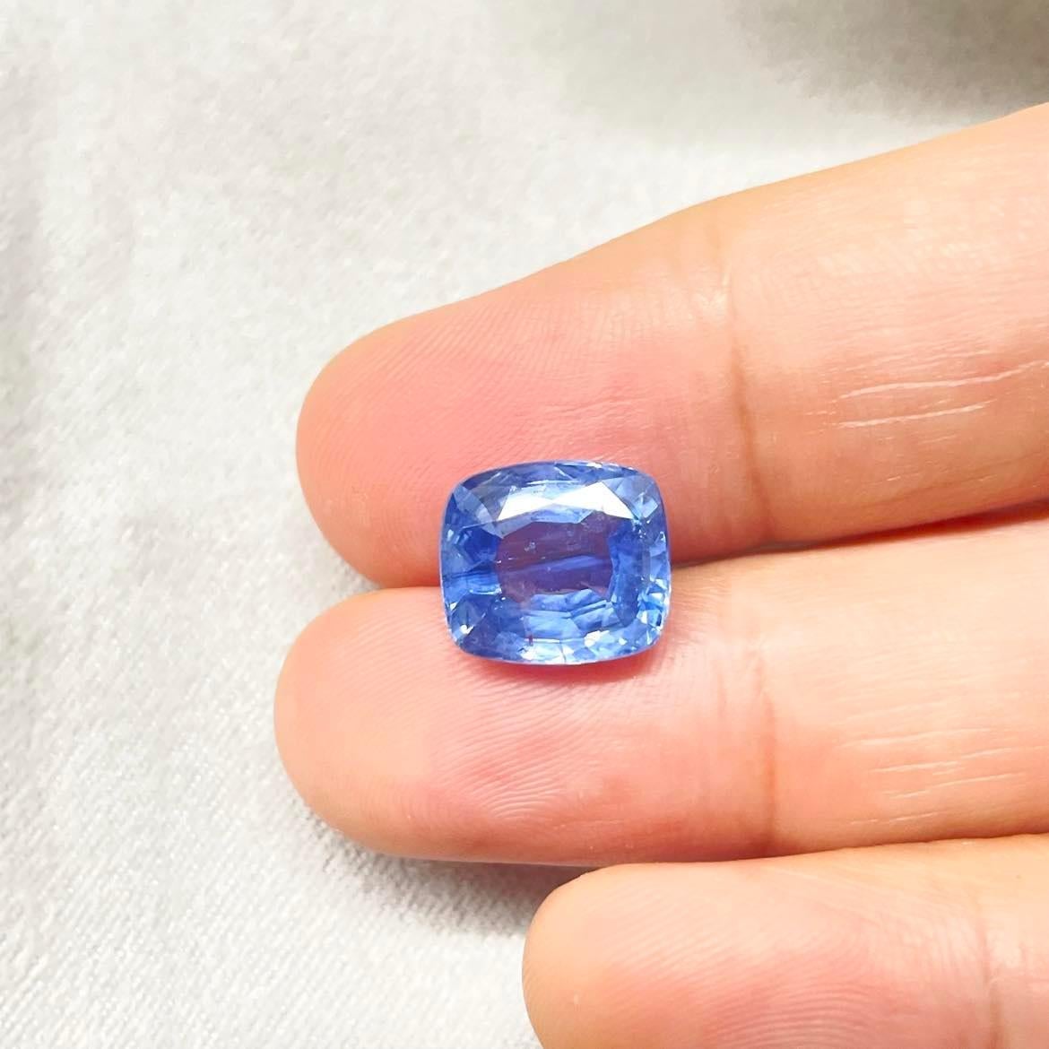 Women's or Men's GIA Certified 6.10 carat blue sapphire with no indications of heating For Sale