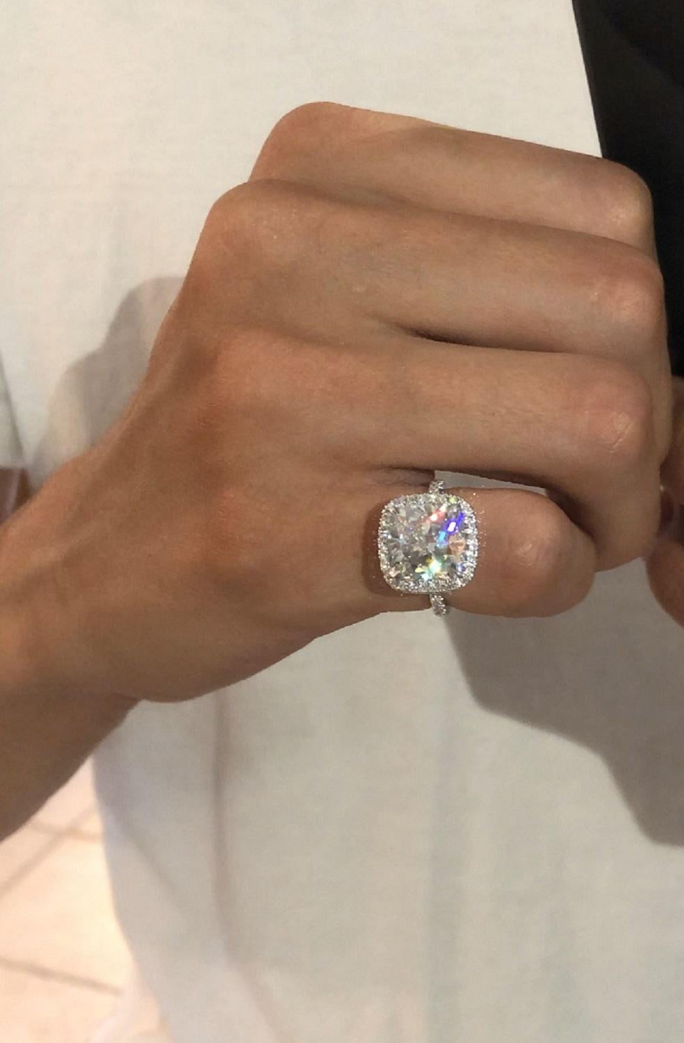 GIA-zertifizierter 6 Karat quadratischer strahlender Diamant-Halo- Solitär-Ring mit Halo (Moderne)