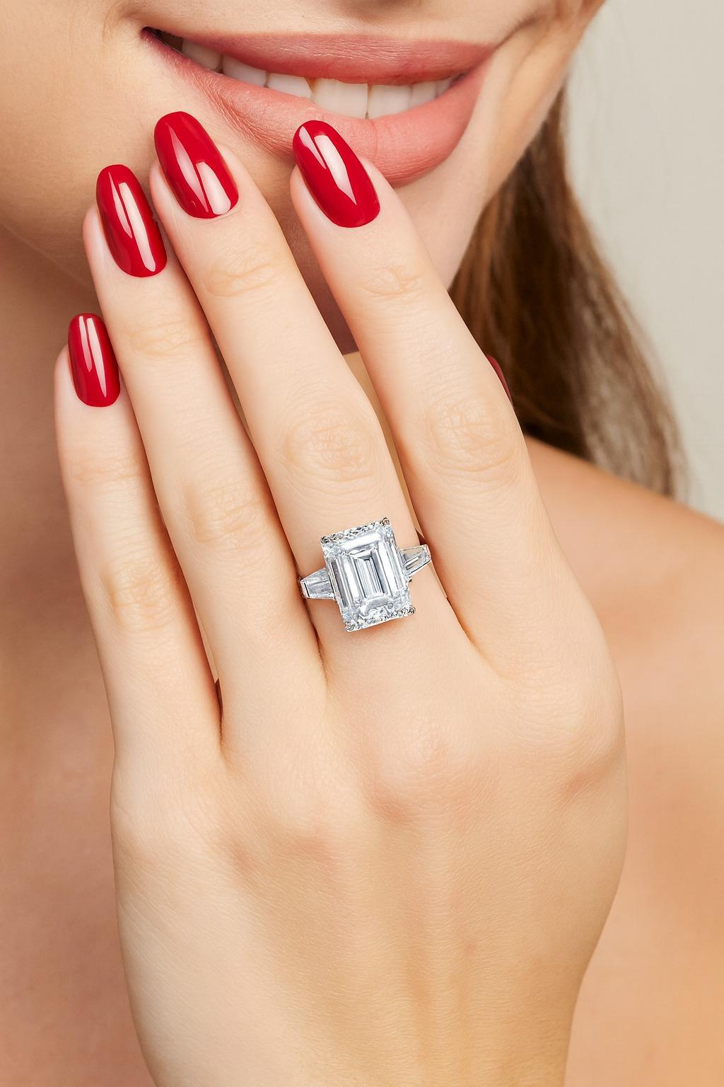 Contemporaneo Anello con diamante taglio smeraldo certificato GIA da 6.13 carati in platino in vendita
