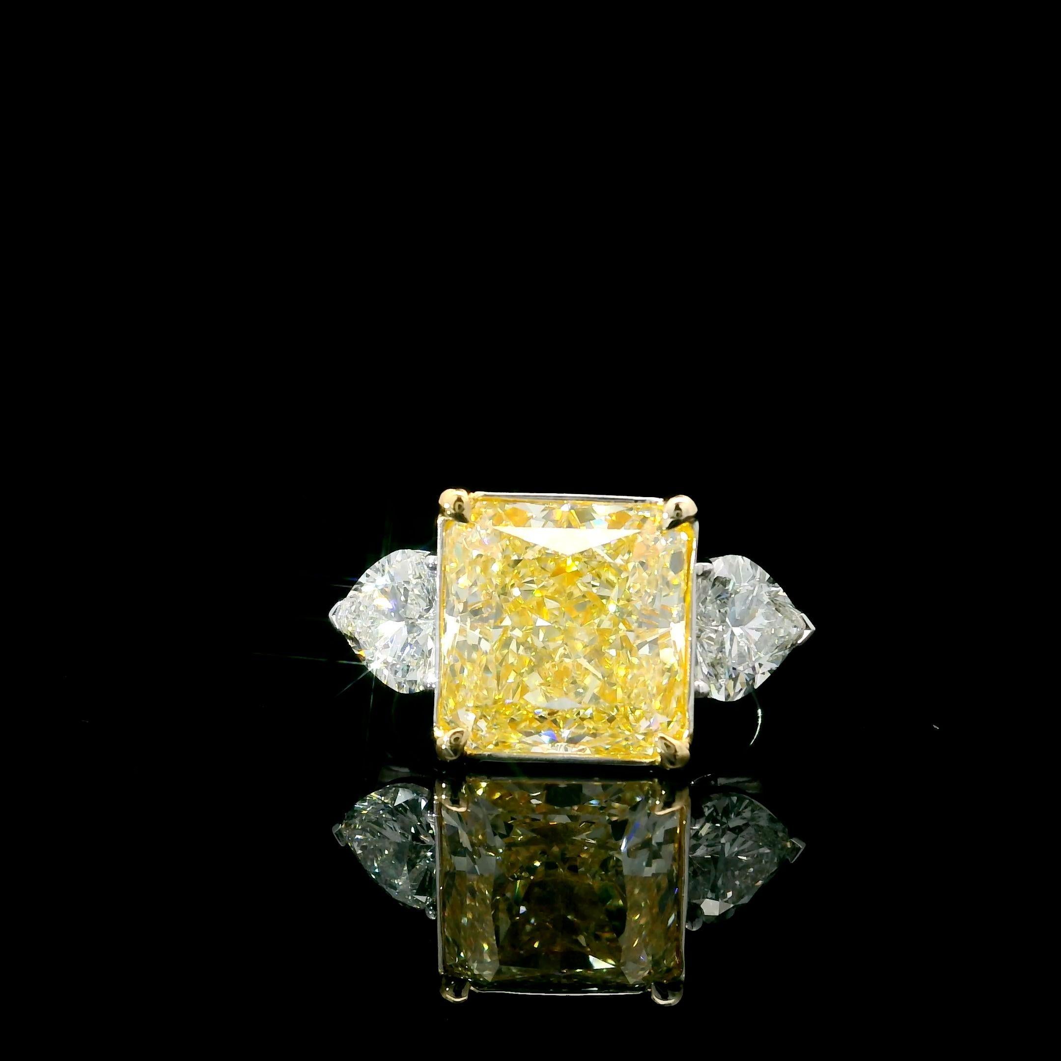 Bague en or blanc 18kt avec diamants
  
  Couleur de l'or et carat : Or blanc 18kt
  Poids : 6.44 grammes
  
  Ensemble avec...
  Type de pierre : Diamants
  Forme : Rayonnante 
  Carat : 6.13 ct
  Couleur : Jaune clair fantaisie
  Clarté : VS2
  
 