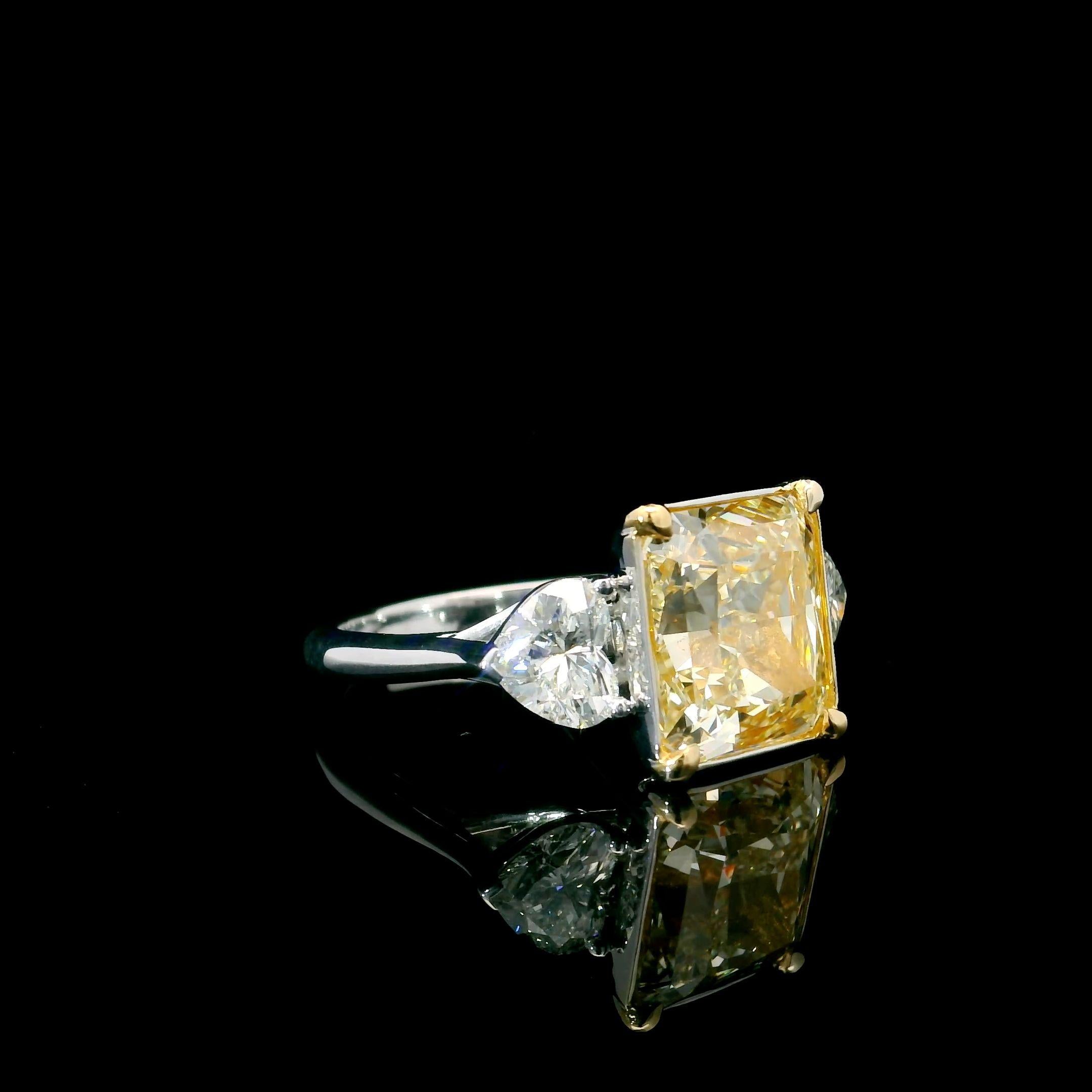 Taille radiant Bague fantaisie jaune clair de 6,13 carats de pureté VS2 certifiée par le GIA en vente