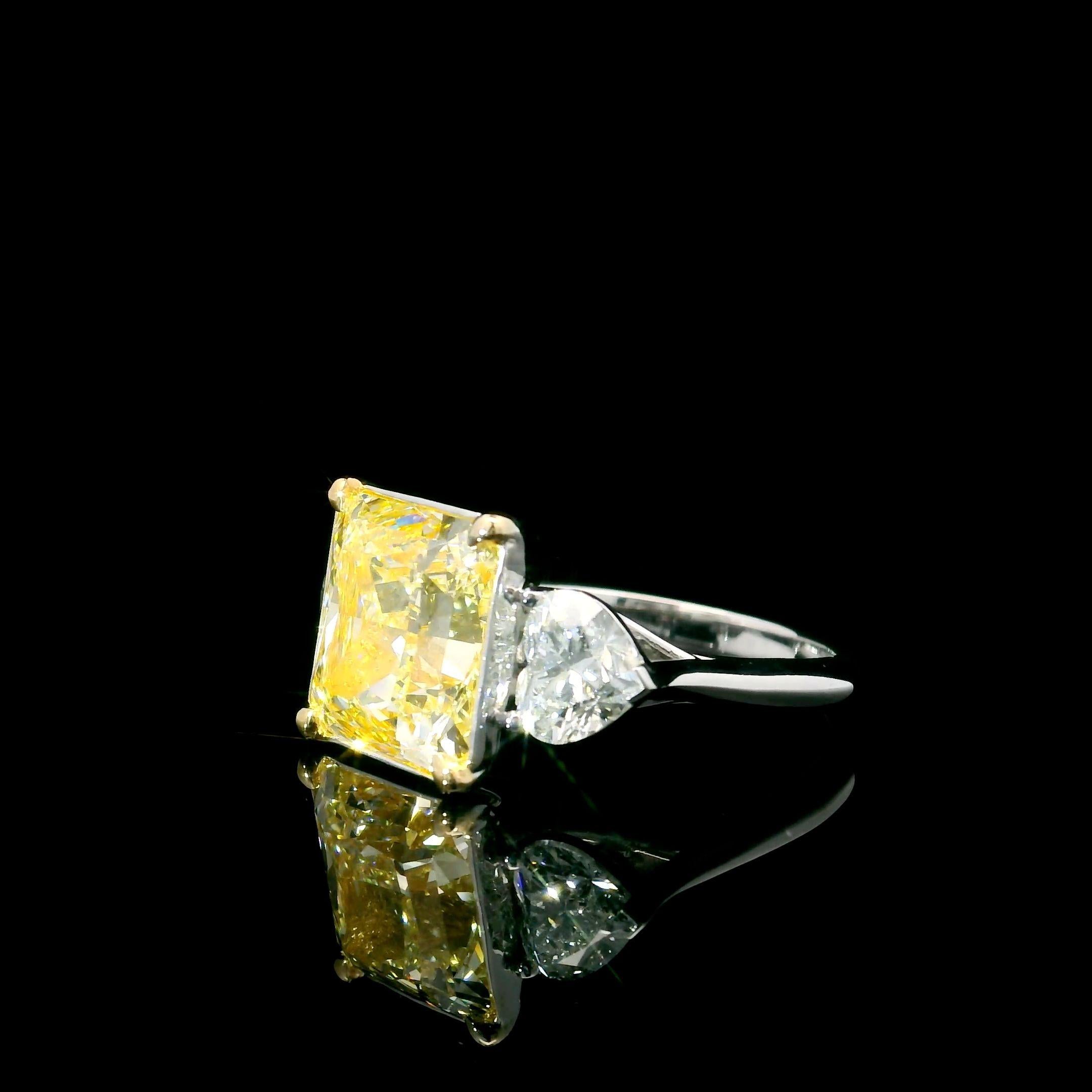 Bague fantaisie jaune clair de 6,13 carats de pureté VS2 certifiée par le GIA Neuf - En vente à บางรัก, TH