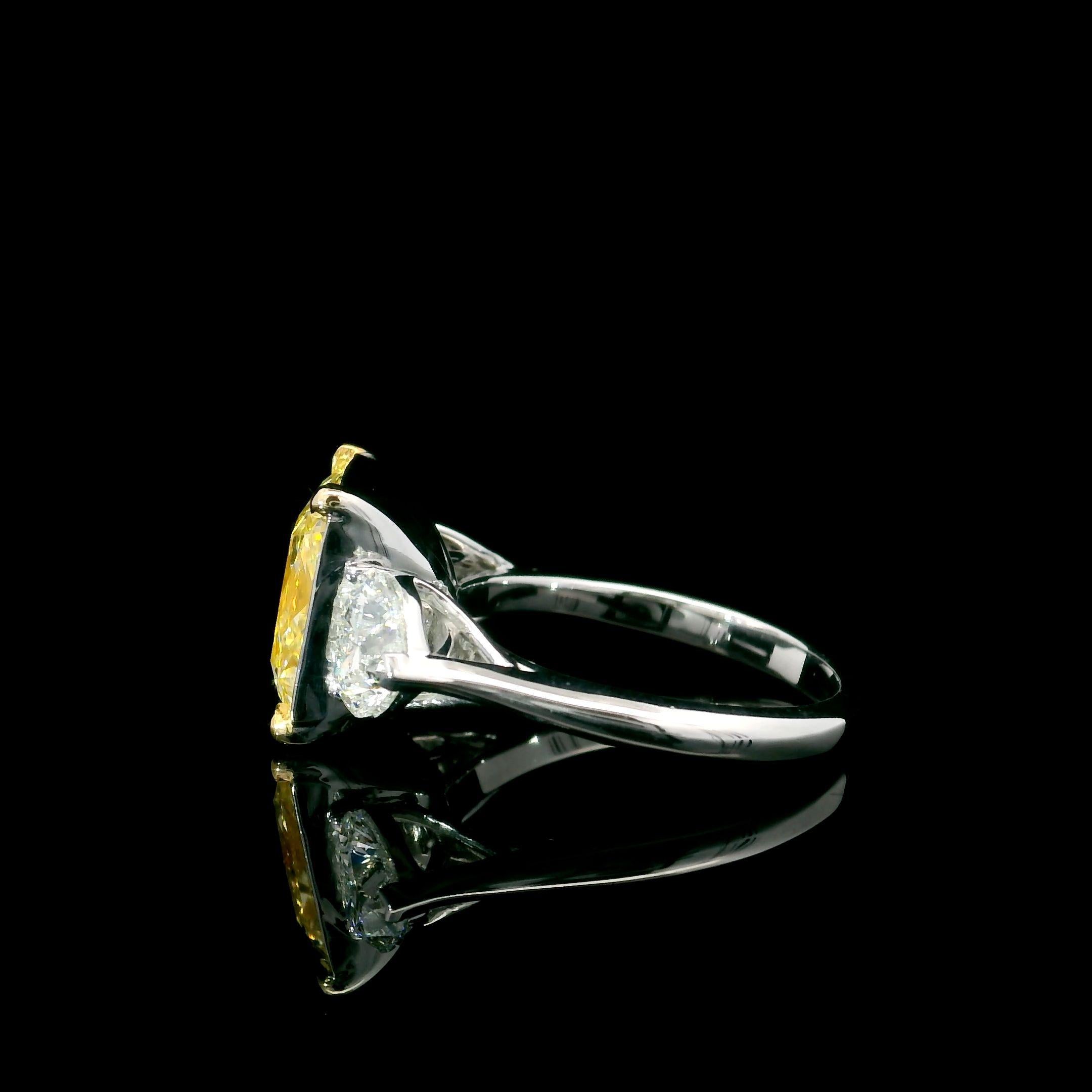 Bague fantaisie jaune clair de 6,13 carats de pureté VS2 certifiée par le GIA en vente 1