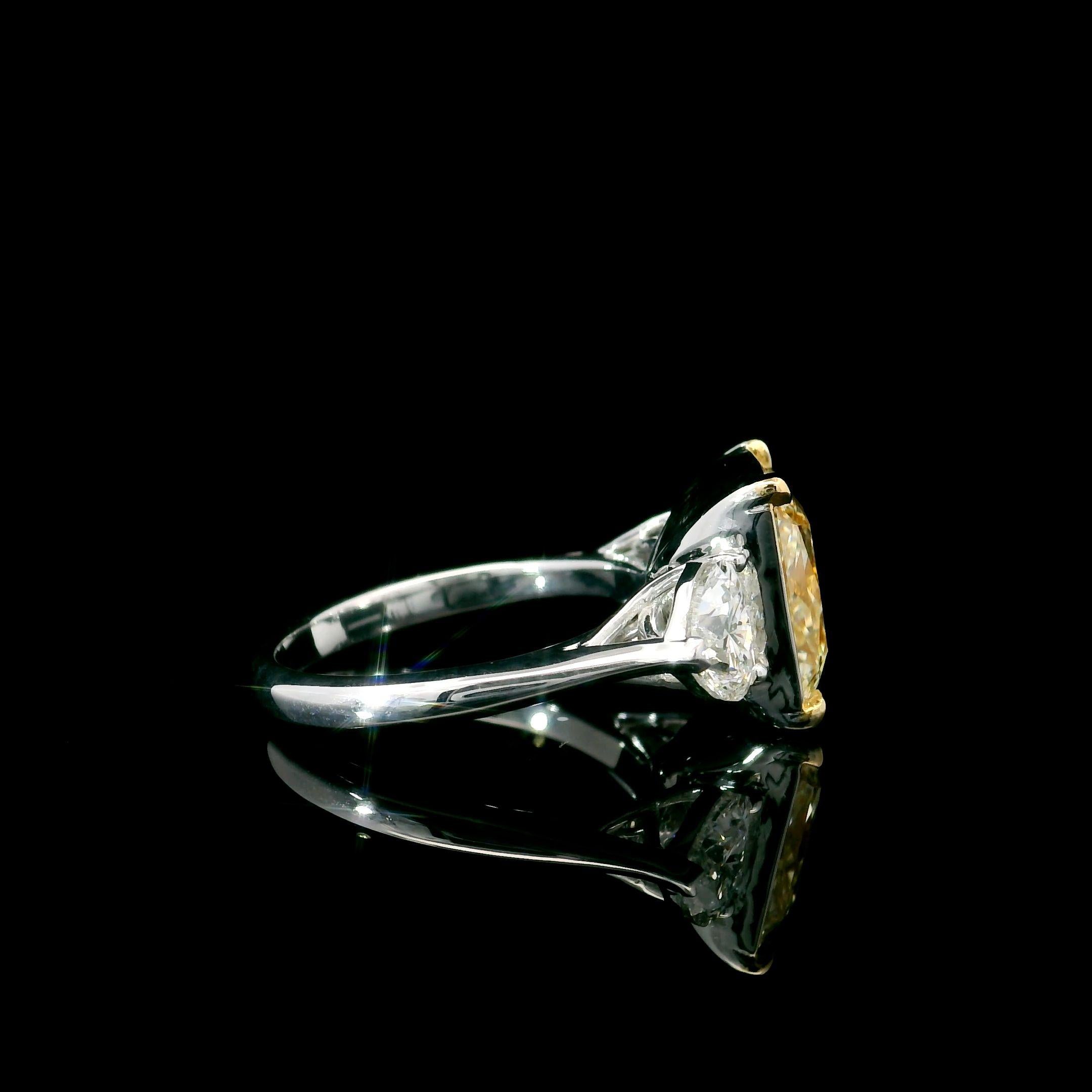 Bague fantaisie jaune clair de 6,13 carats de pureté VS2 certifiée par le GIA en vente 2