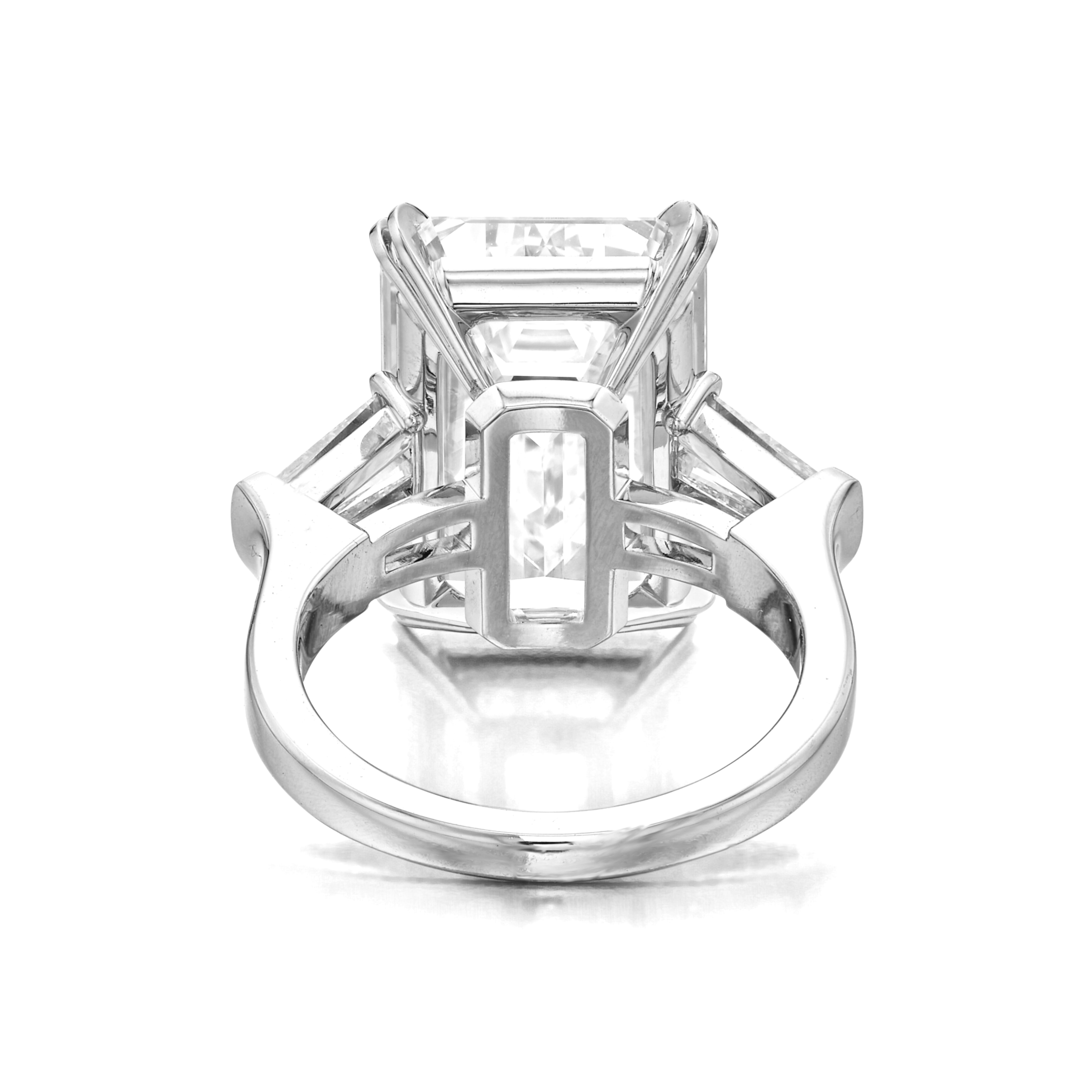 Bague en diamant certifié GIA de 6,13 carats, couleur G VS1, clarté - Platine avec accents baguette effilés

Un exemple stupéfiant d'artisanat exquis et de brillance.

Diamant rond de 6,13 carats de taille brillant, certifié GIA de couleur G, pureté