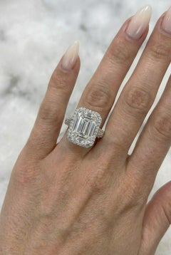 Anello aureolato con diamante taglio smeraldo certificato GIA da 6,13 carati I VS2