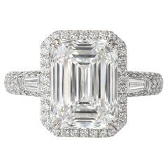 Anello aureolato con diamante taglio smeraldo certificato GIA da 6,13 carati I VS2