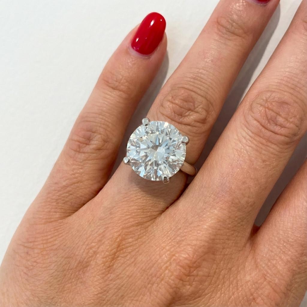 GIA-zertifizierter 6,13 Karat Diamantring mit Rundschliff TYPE IIA (Zeitgenössisch) im Angebot