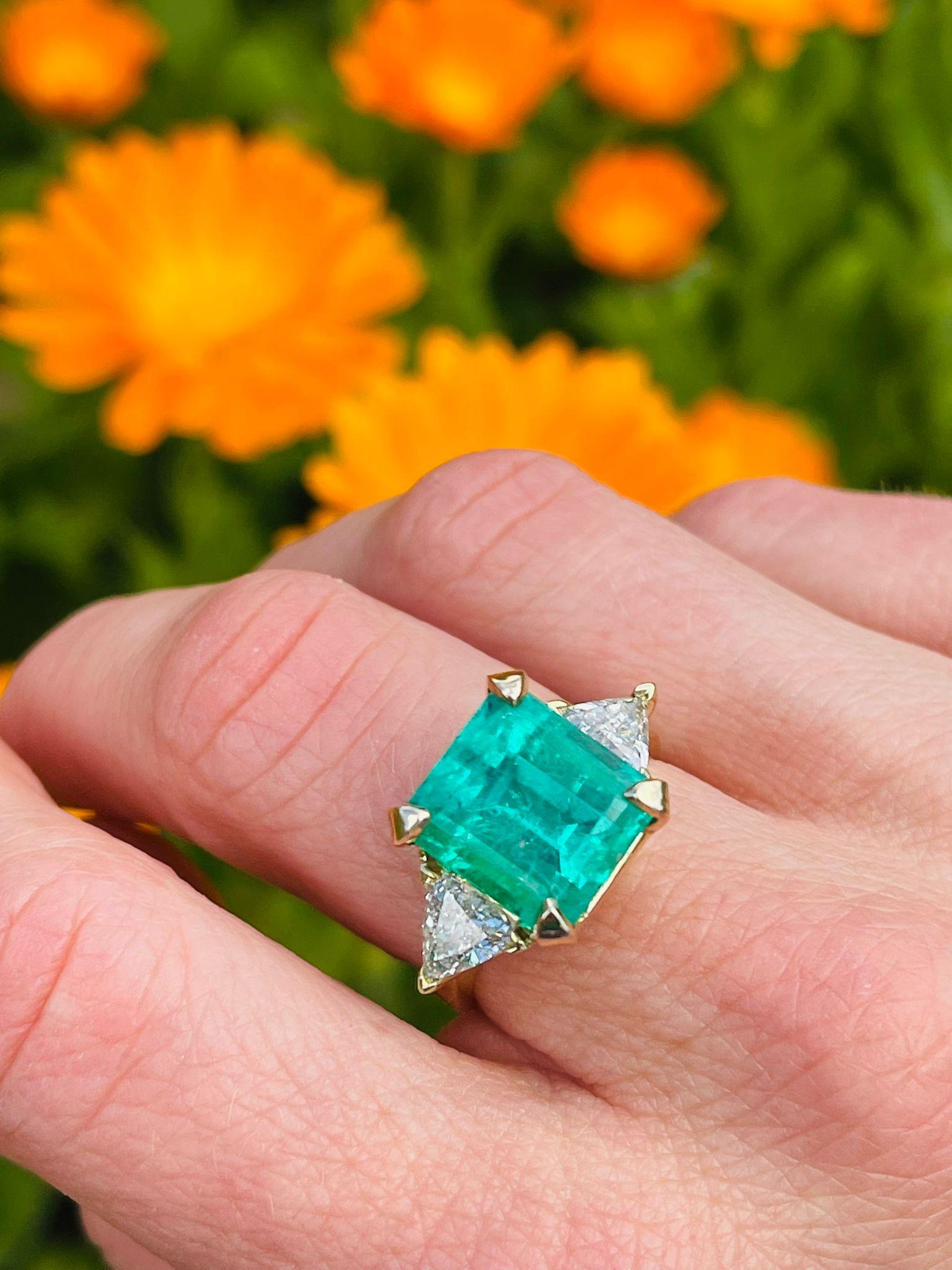 18kt yellow gold ladies ring with Natural 6.15 carat Colombian emerald and trillion-cut diamonds.
Comes with GIA Certificate.

Dimensions -
Weight : 7.75 grams
Finger Size (UK) = O (US) = 7 1/2 (EU) = 55 1/4
Size :3.0 x 2.2 x 1.3 cm

Emerald
