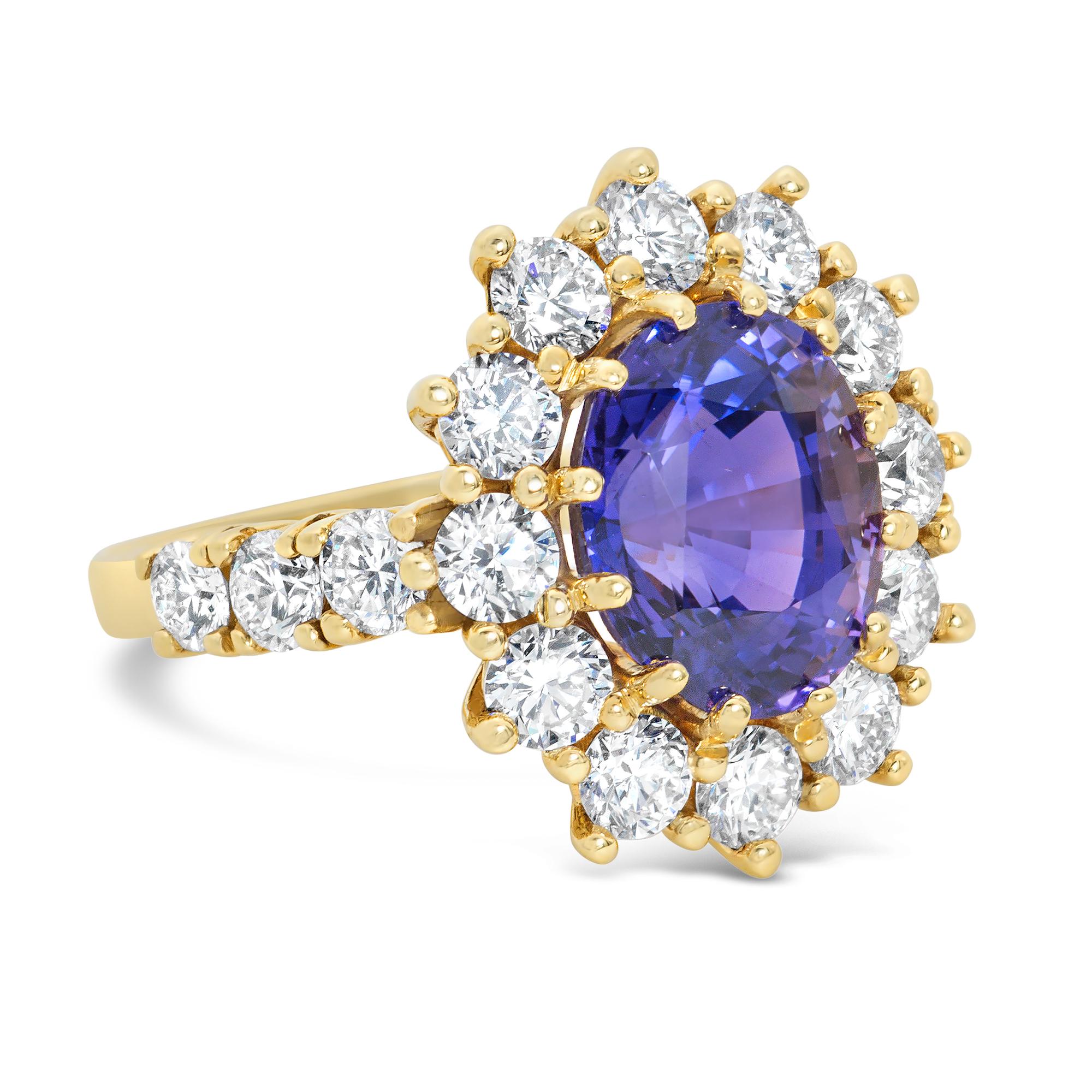 GIA Certified 6.17 Carats Oval Cut Color Change Sapphire & Diamond Cocktail Ring In New Condition For Sale In New York, NY