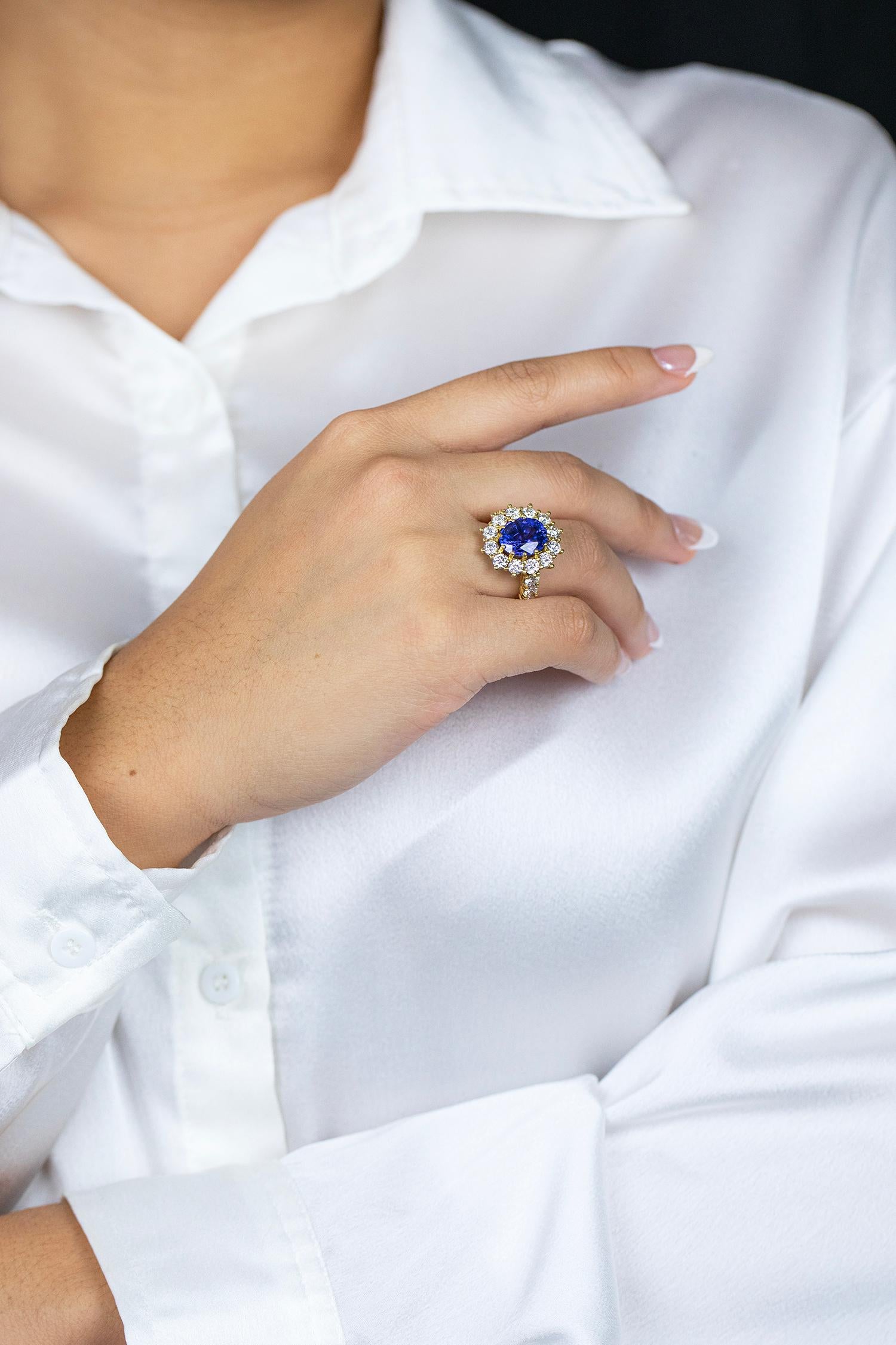 GIA Certified 6.17 Carats Oval Cut Color Change Sapphire & Diamond Cocktail Ring For Sale 1